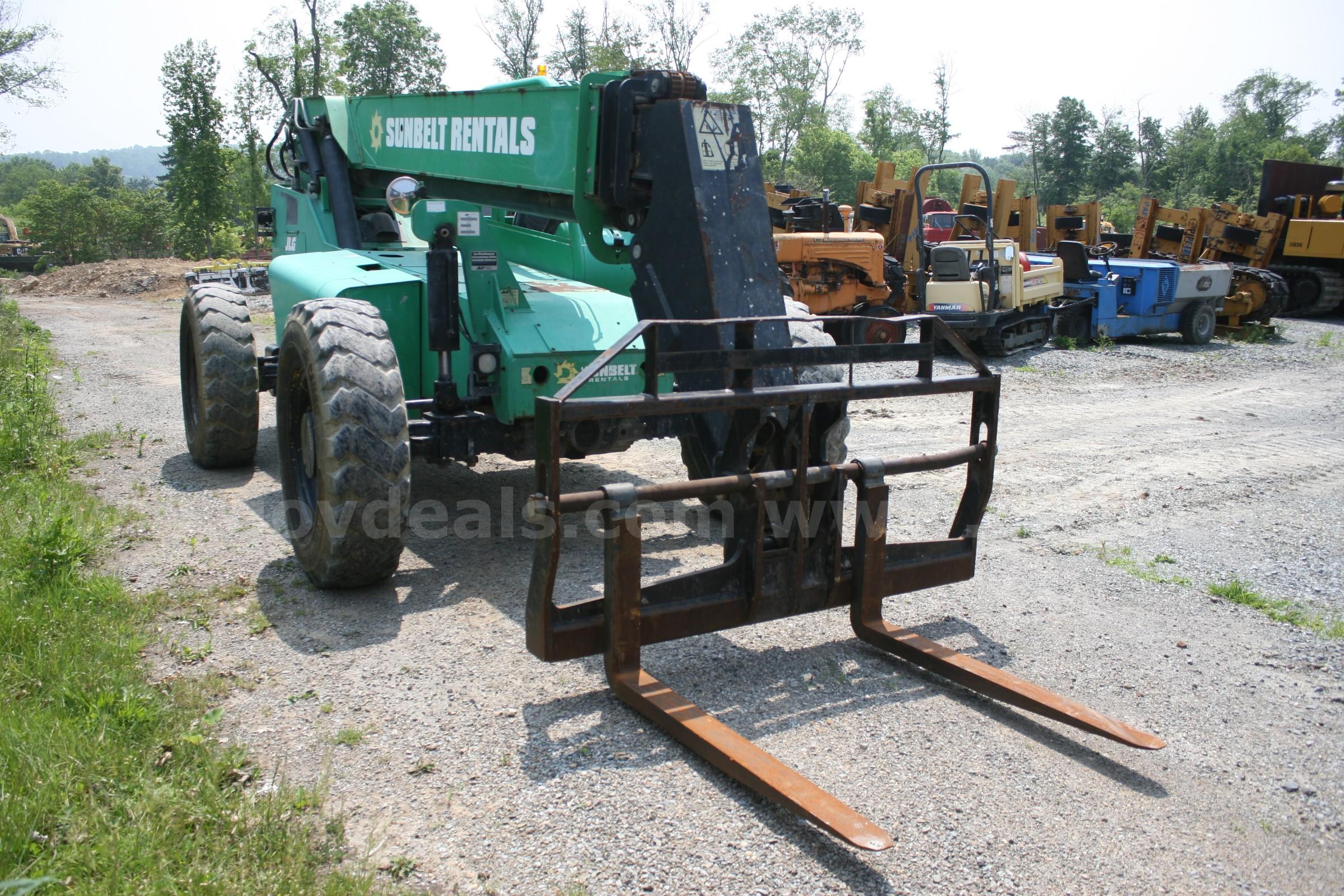 2016 Skytrak 6042 42" 6,000lbs Forklift Telehandler Skytrak 6042 Government Surplus Auction - Photo #5