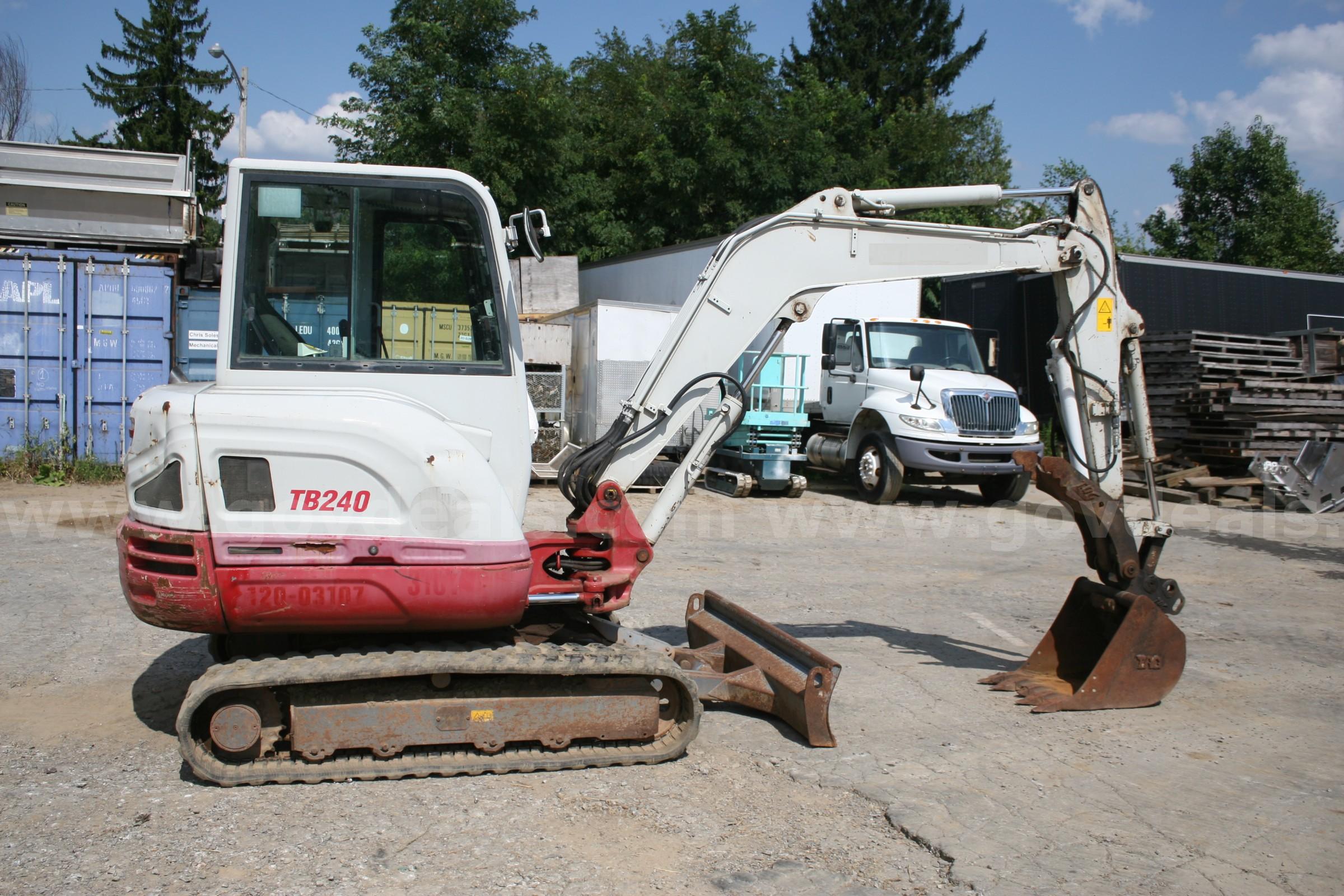 2017 Takeuchi TB240 Hydraulic Excavator Takeuchi TB240 Government Surplus Auction - Photo #4