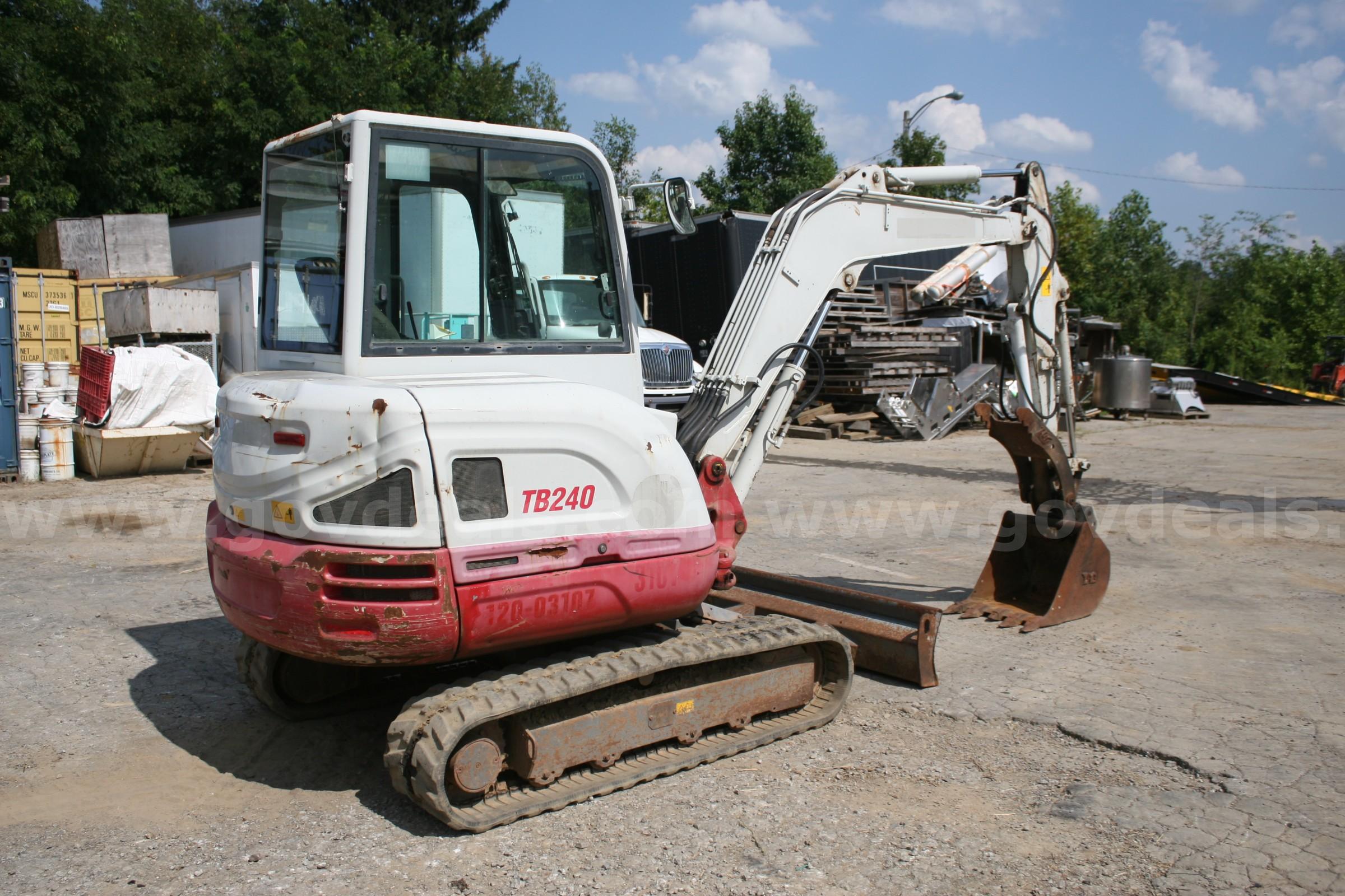 2017 Takeuchi TB240 Hydraulic Excavator Takeuchi TB240 Government Surplus Auction - Photo #5