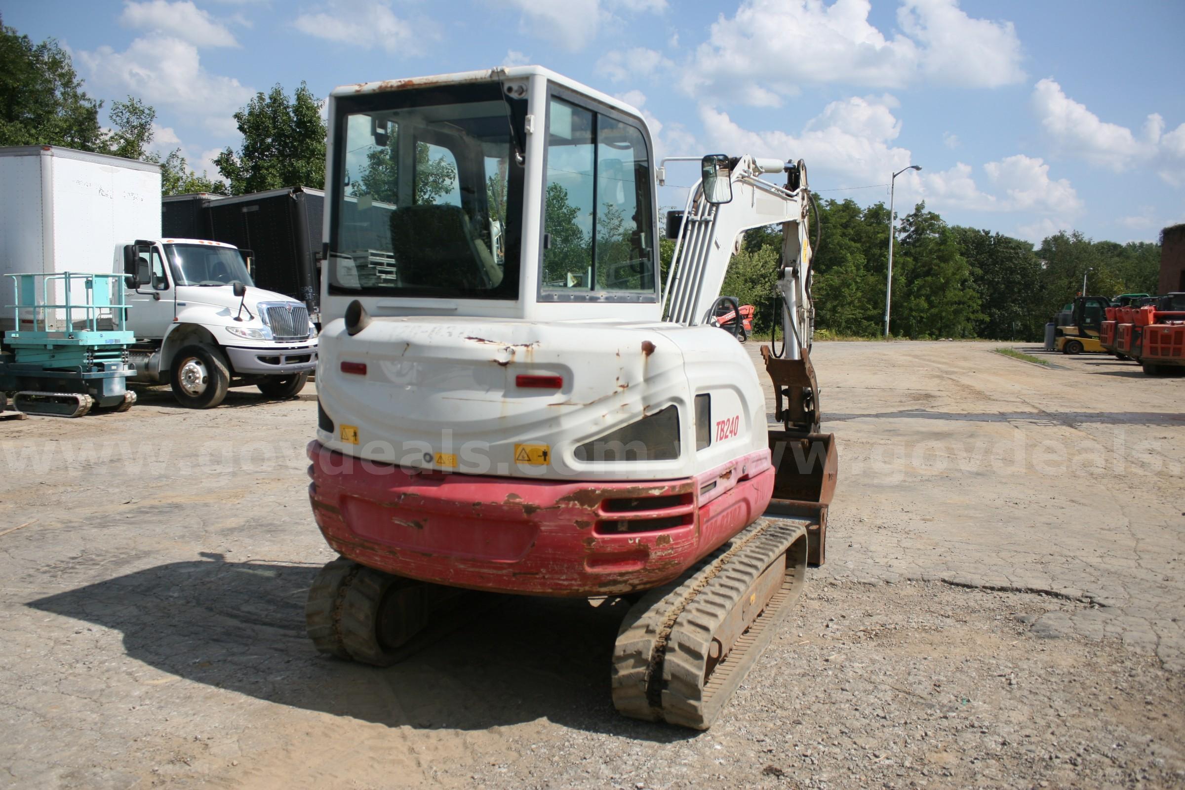 2017 Takeuchi TB240 Hydraulic Excavator Takeuchi TB240 Government Surplus Auction - Photo #6