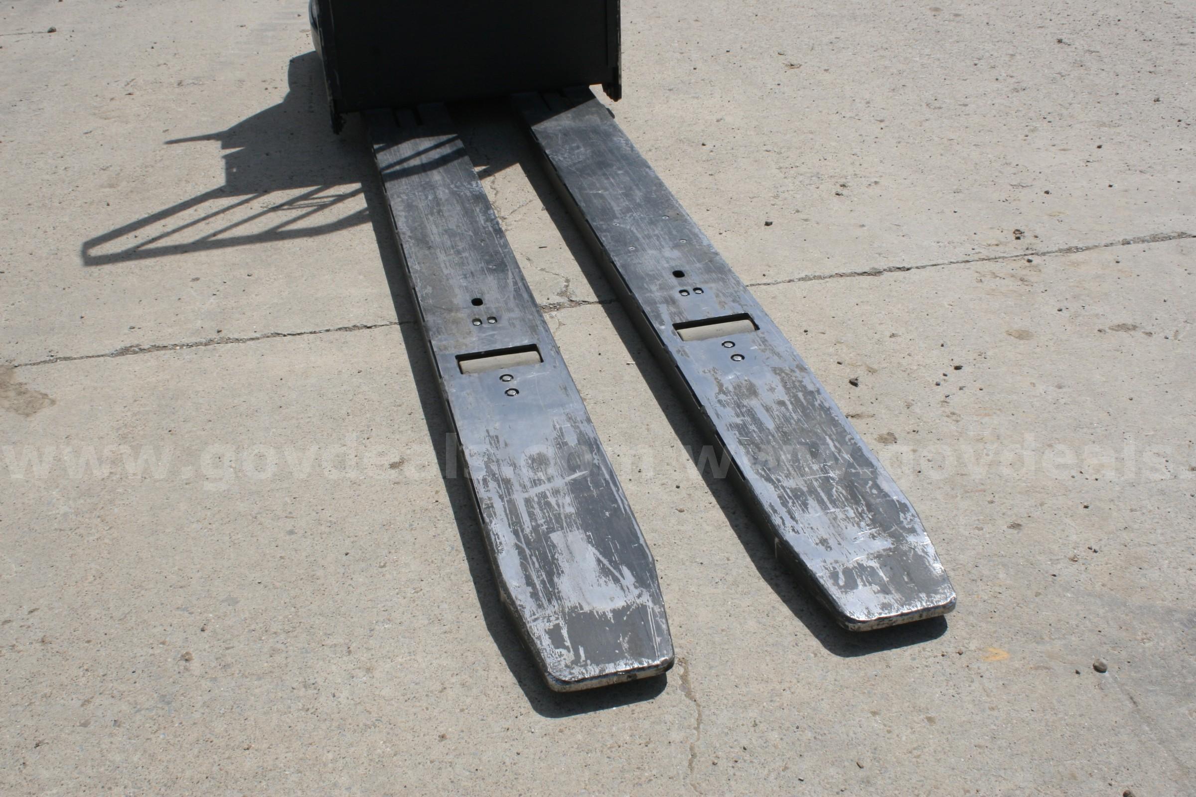 2024 Linde Electric Pallet Jack Model EWR40 Linde EWR40 Government Surplus Auction - Photo #3