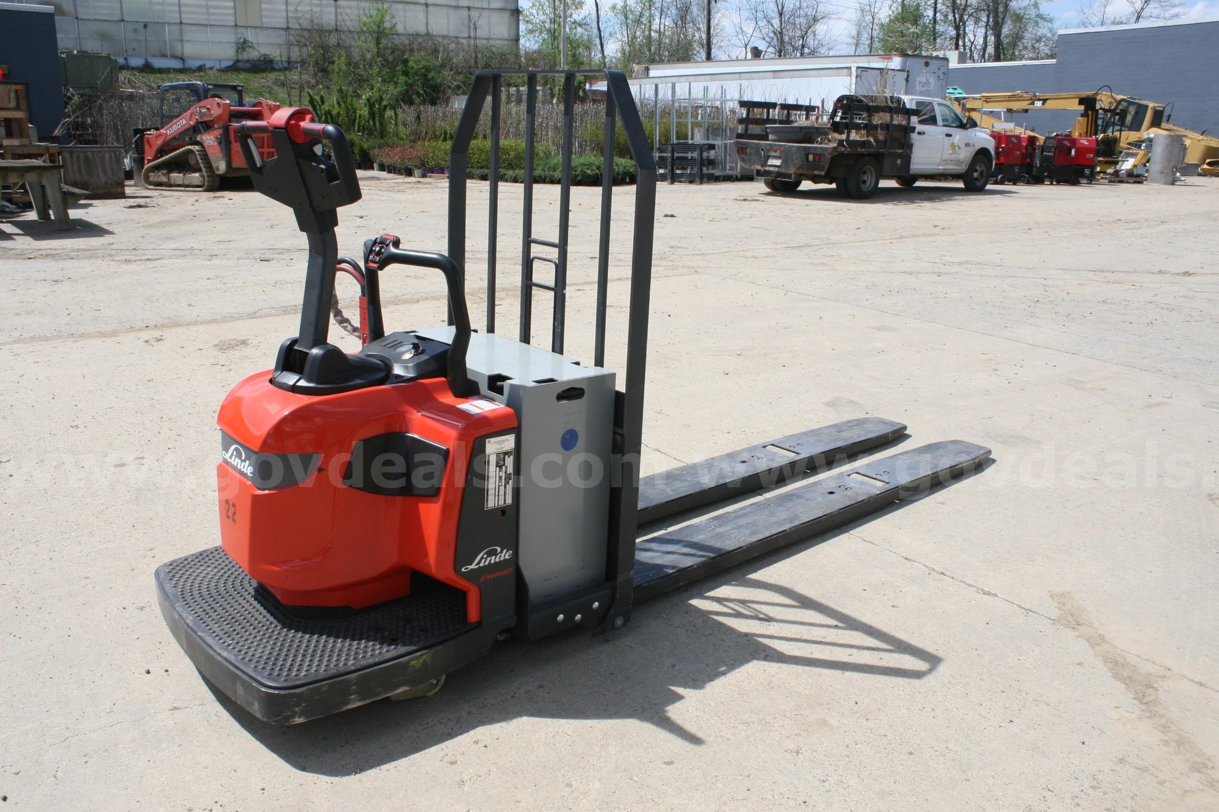 2024 Linde Electric Pallet Jack Model EWR40 Linde EWR40 Government Surplus Auction - Photo #5