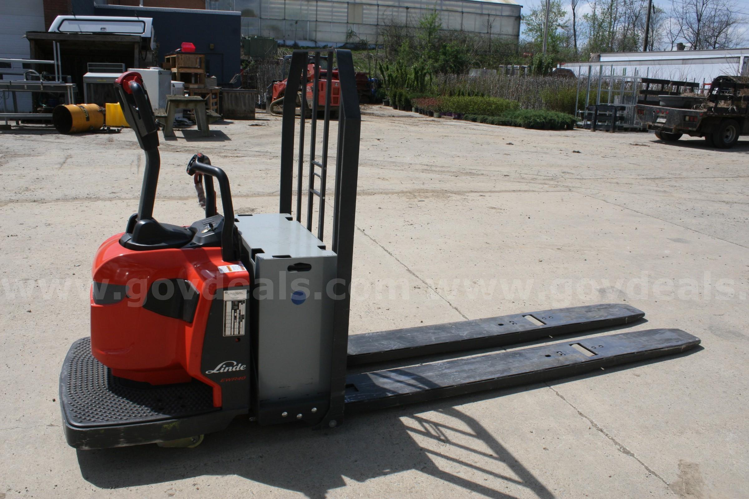 2024 Linde Electric Pallet Jack Model EWR40 Linde EWR40 Government Surplus Auction - Photo #6