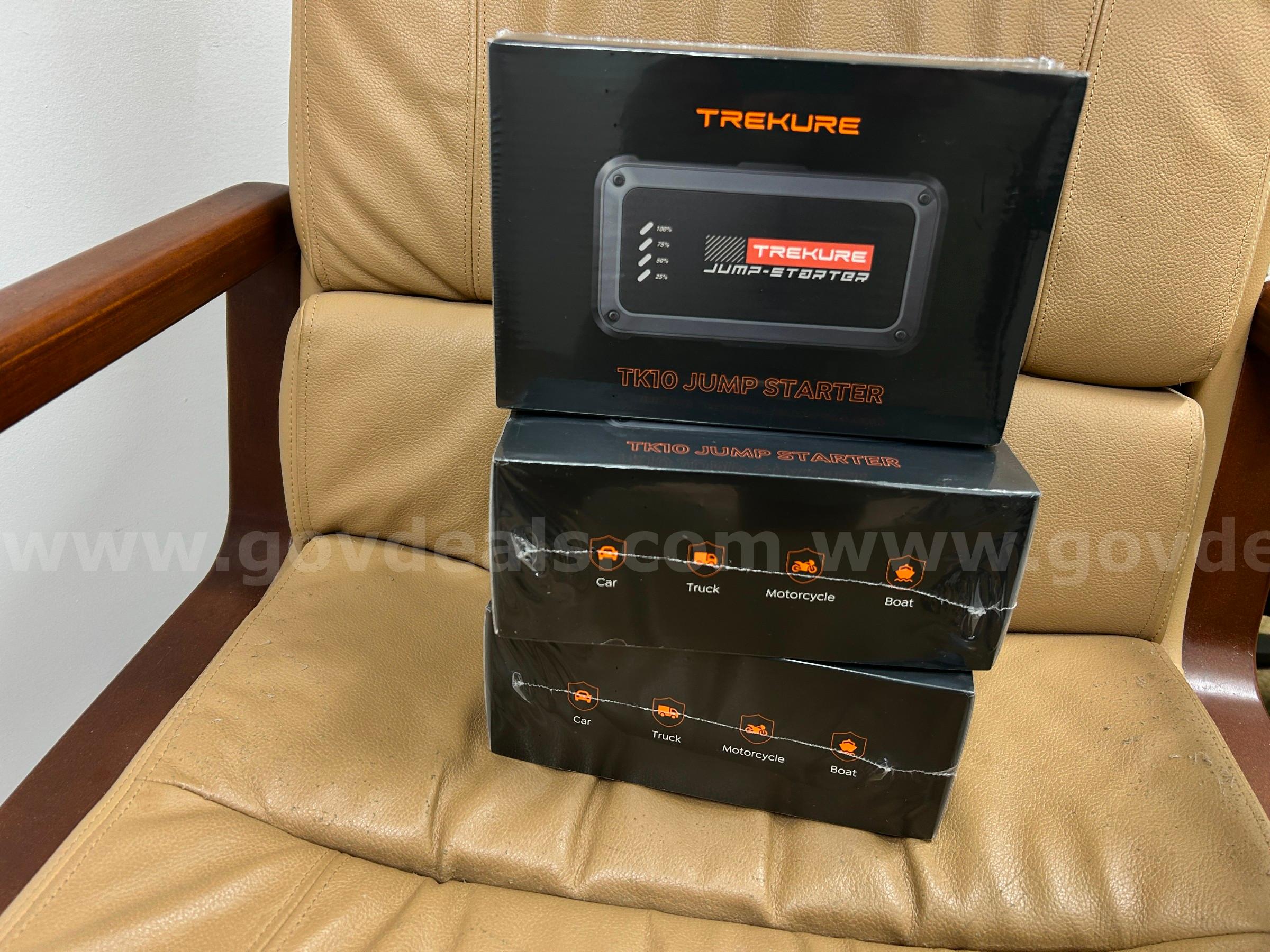 Free Shipping - Brand New Portable Car Battery Jump Starter 3500A 16800mAh Jump Box  3500A Government Surplus Auction - Photo #4