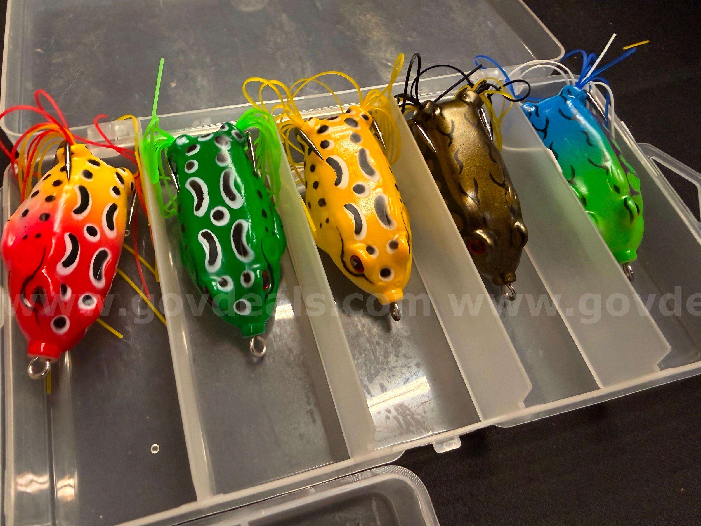 Free Shipping New Lot of 25 Hollow Body Frog Fishing Lures w Case Top Water Case  Government Surplus Auction - Photo #2