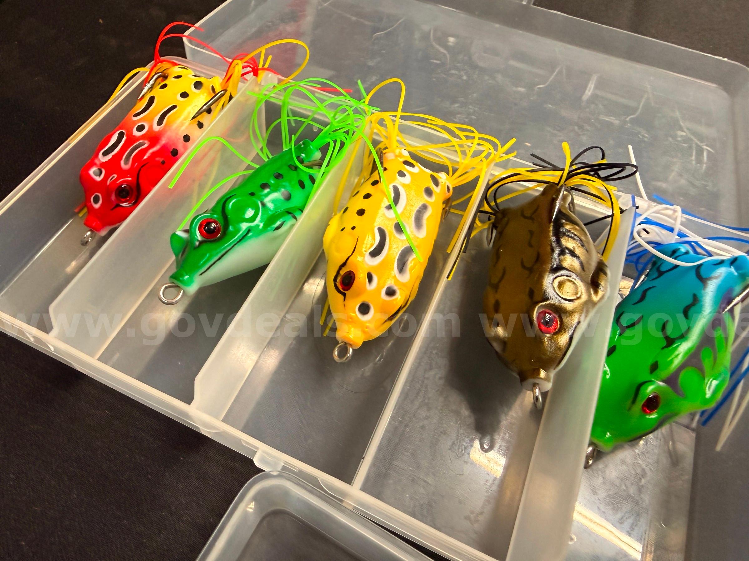 Free Shipping New Lot of 25 Hollow Body Frog Fishing Lures w Case Top Water Case  Government Surplus Auction - Photo #4