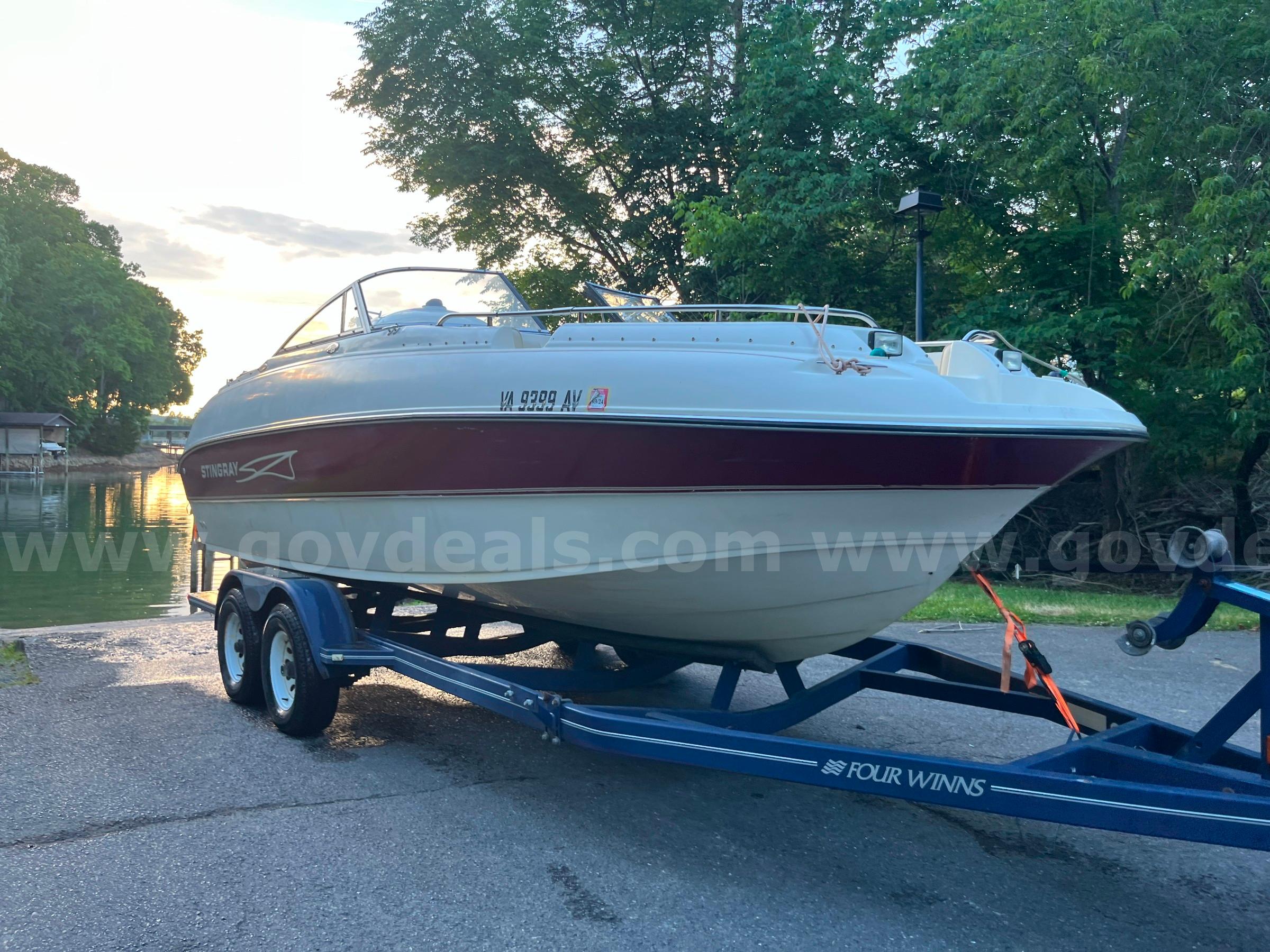 1998 Stingray 220 DS - Runs and Drives Great MerCruiser 240HP - Freshwater Boat