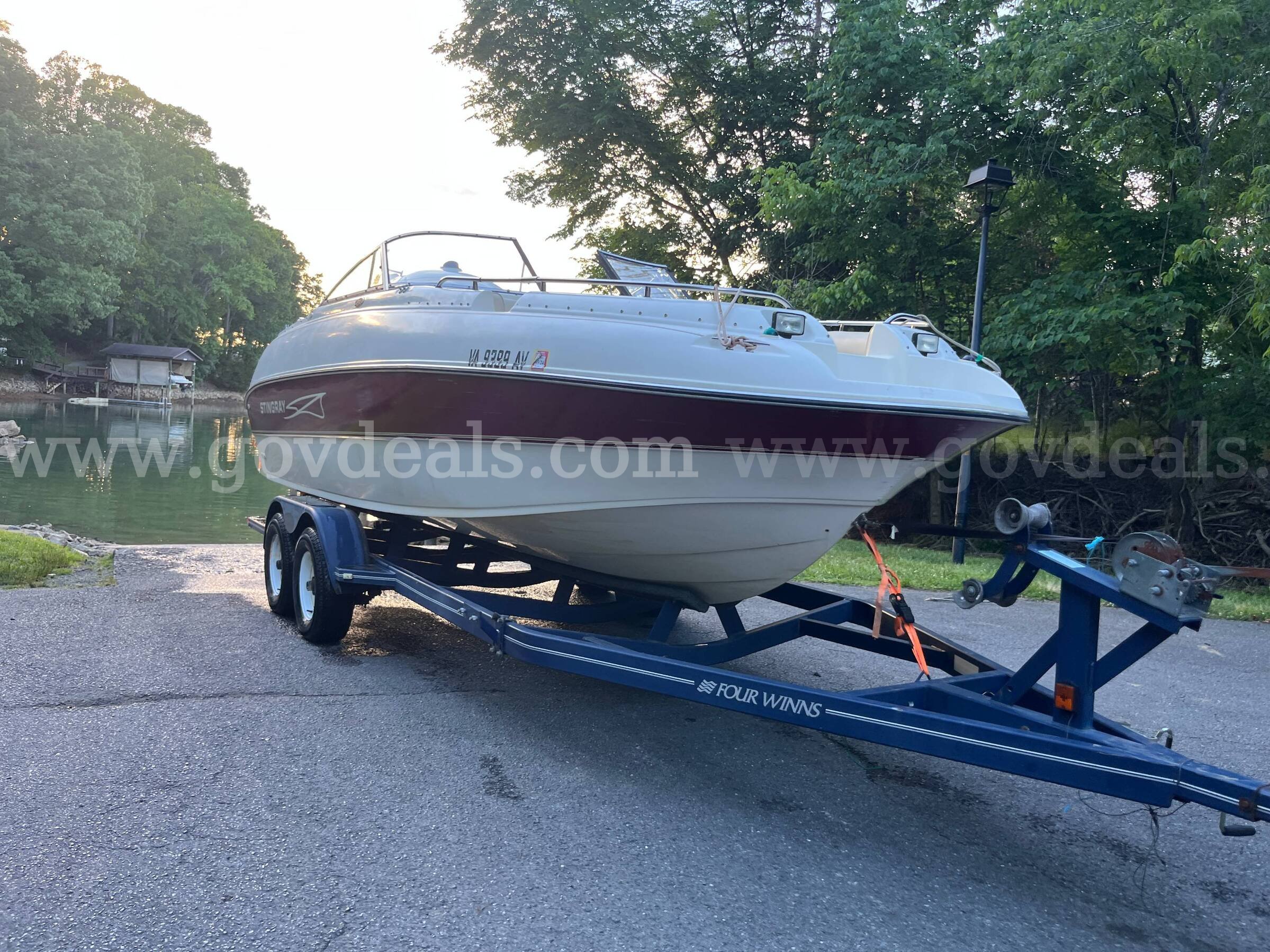 1998 Stingray 220 DS - Runs and Drives Great MerCruiser 240HP - Freshwater Boat Sting Ray 220 Government Surplus Auction - Photo #3