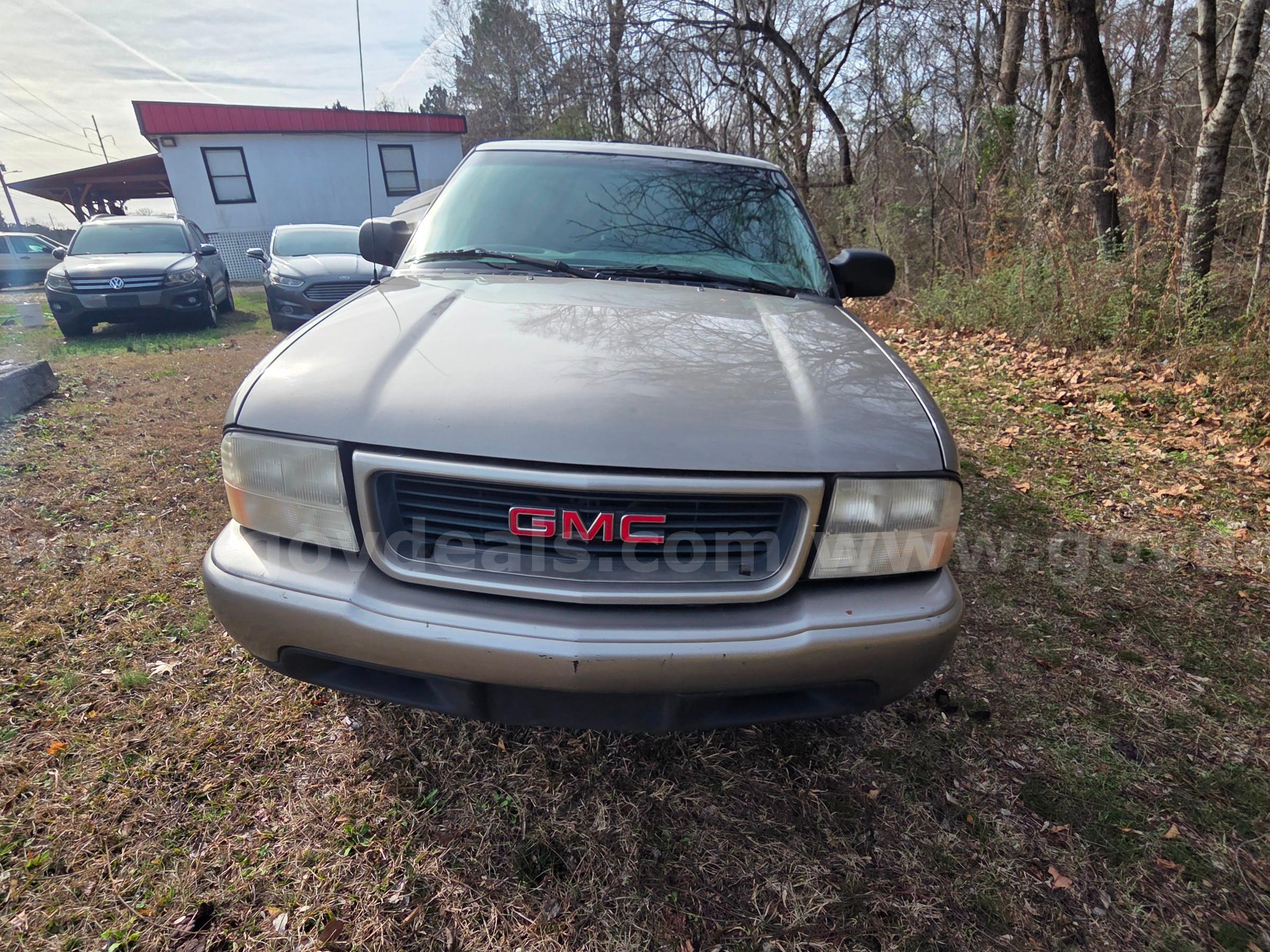 2001 GMC Sonoma SLS Ext. Cab Short Bed 2WD GMC Sonoma Government Surplus Auction - Photo #2
