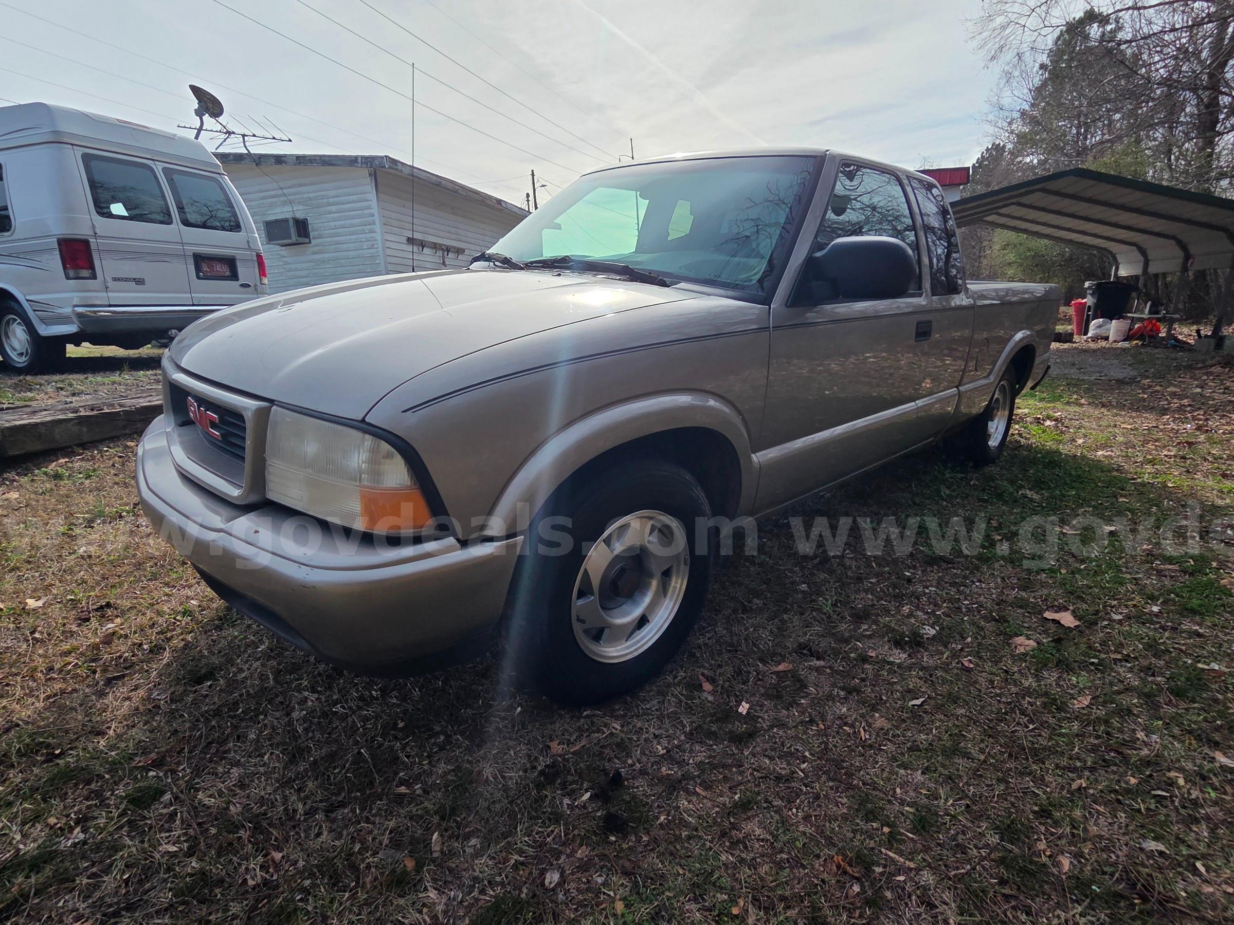2001 GMC Sonoma SLS Ext. Cab Short Bed 2WD GMC Sonoma Government Surplus Auction - Photo #3