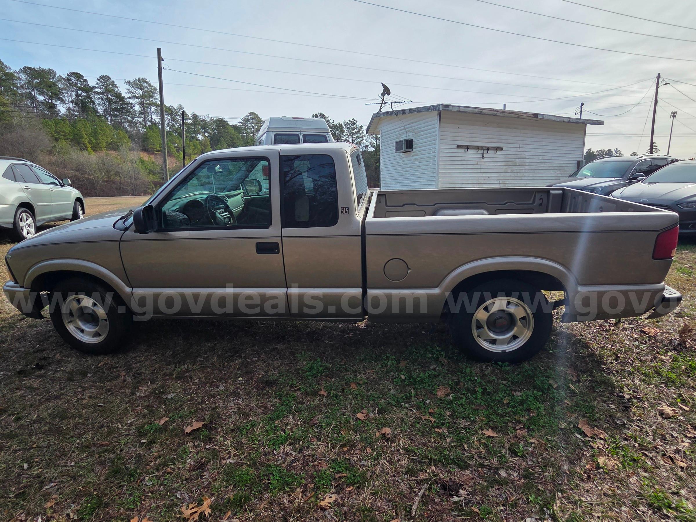 2001 GMC Sonoma SLS Ext. Cab Short Bed 2WD GMC Sonoma Government Surplus Auction - Photo #4