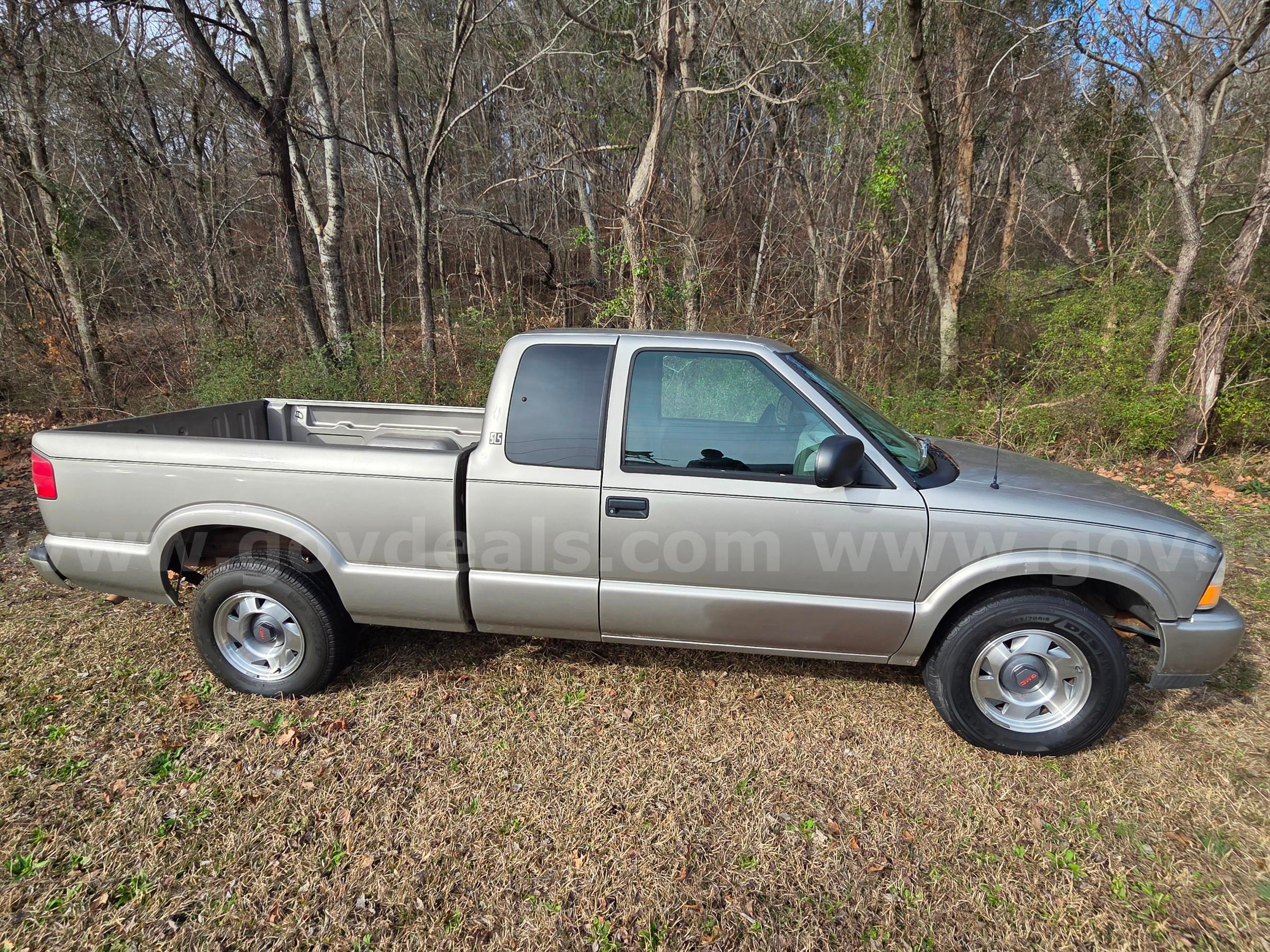2001 GMC Sonoma SLS Ext. Cab Short Bed 2WD GMC Sonoma Government Surplus Auction - Photo #5