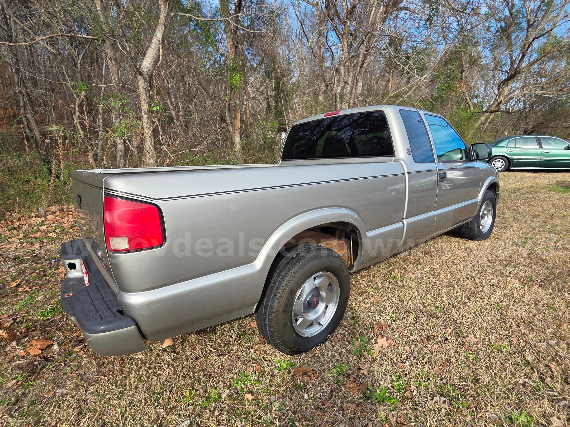 2001 GMC Sonoma SLS Ext. Cab Short Bed 2WD GMC Sonoma Government Surplus Auction - Photo #6