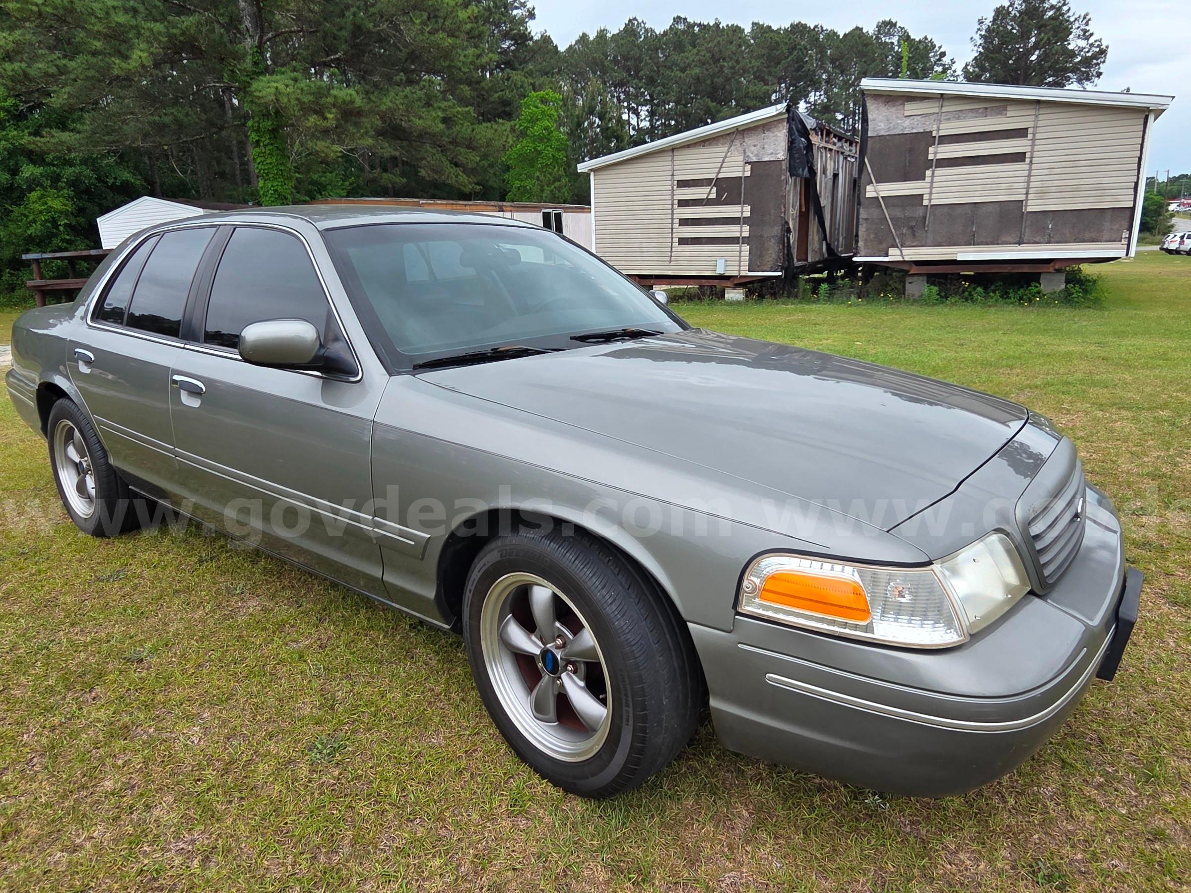 2002 Ford Crown Victoria LX Ford Crown Victoria Government Surplus Auction - Photo #3