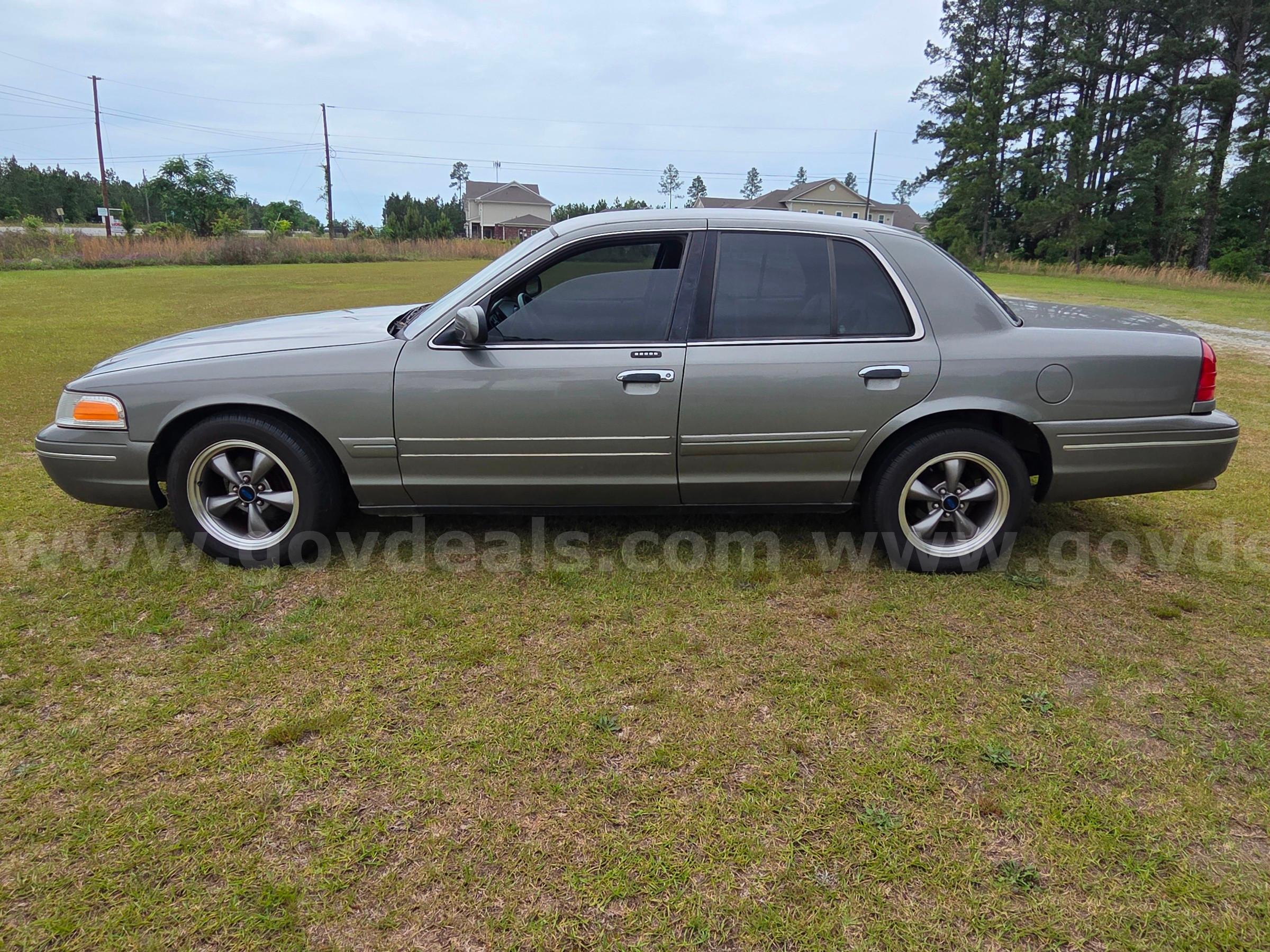 2002 Ford Crown Victoria LX Ford Crown Victoria Government Surplus Auction - Photo #4