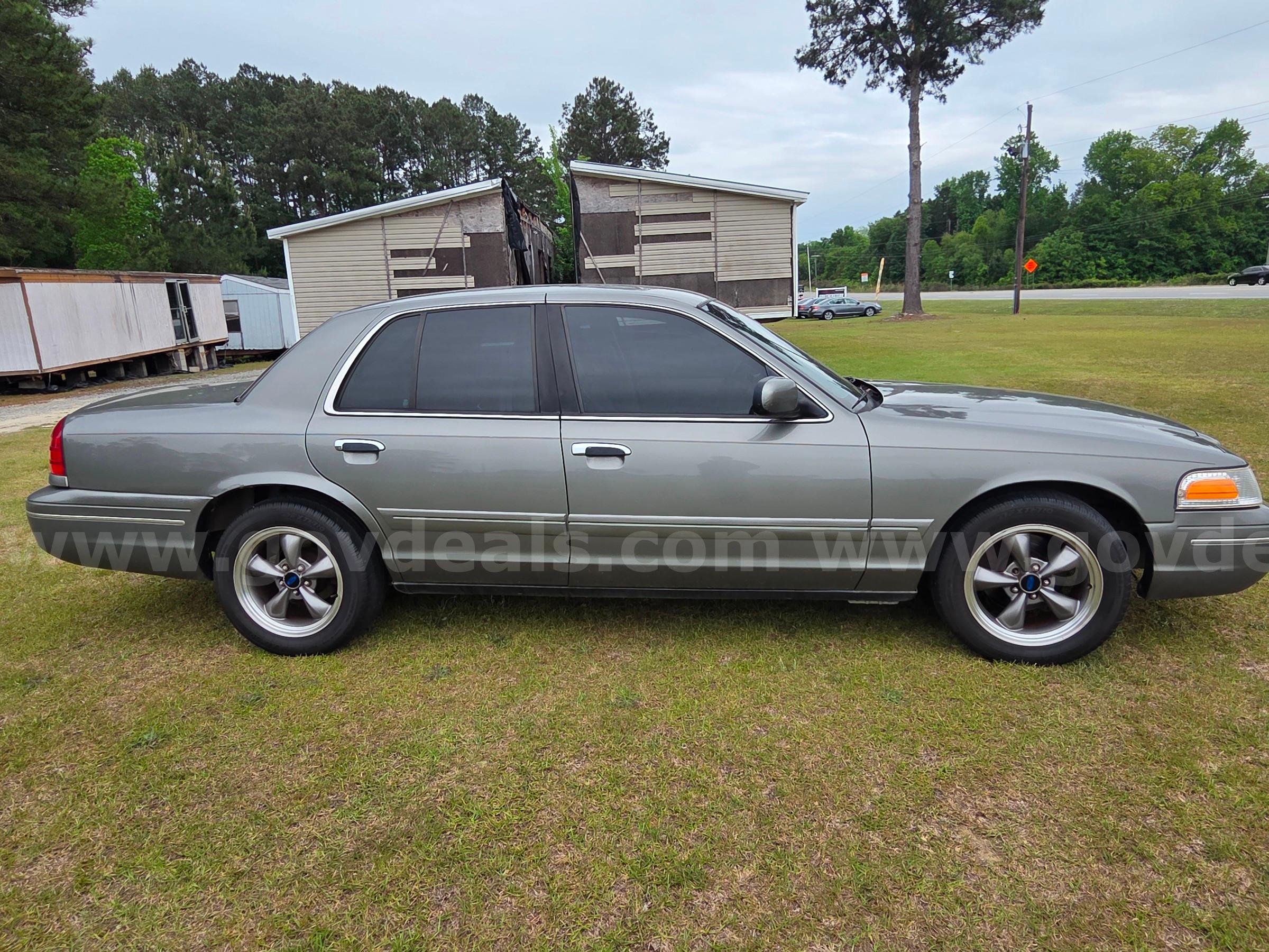 2002 Ford Crown Victoria LX Ford Crown Victoria Government Surplus Auction - Photo #5