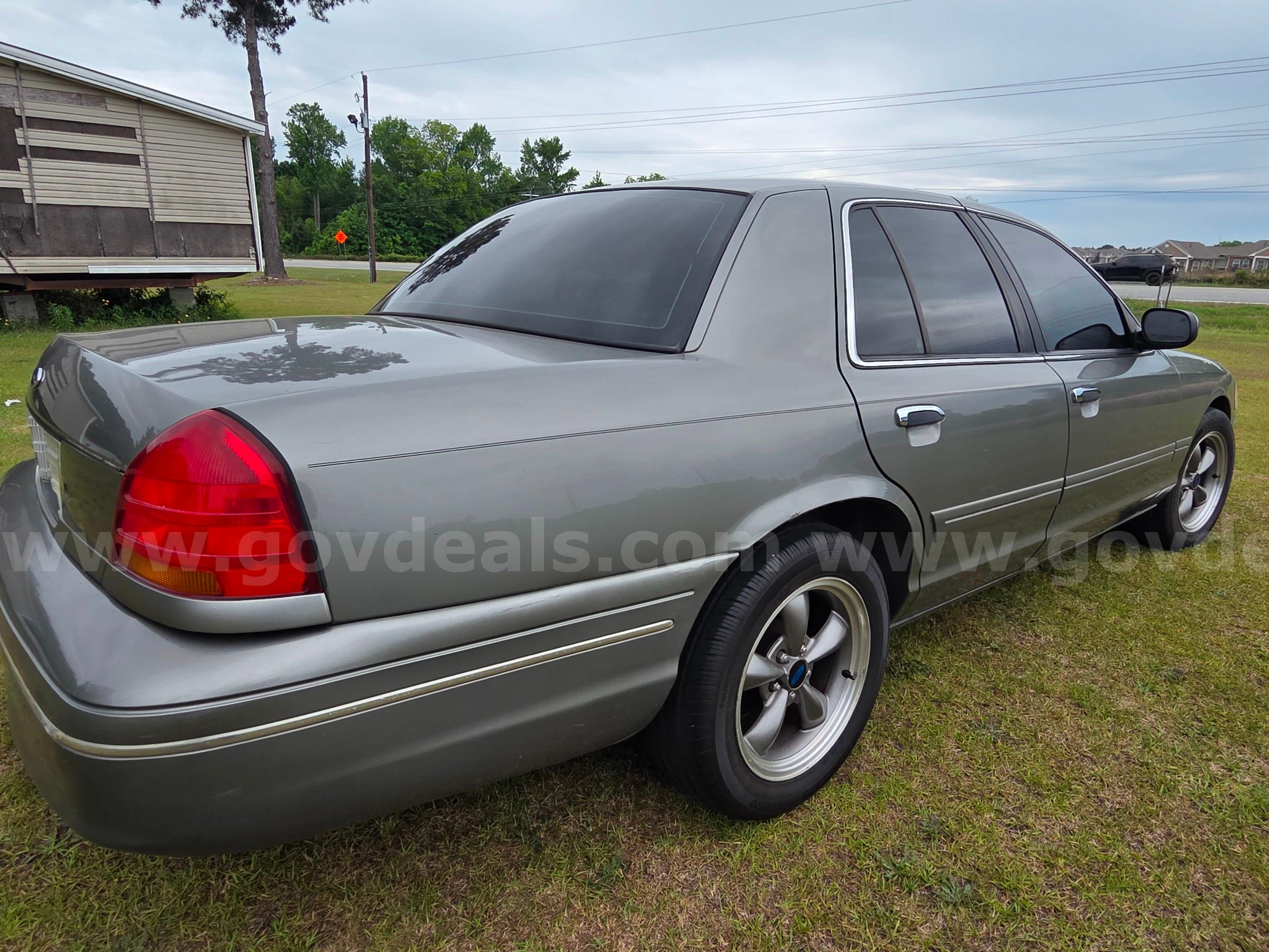 2002 Ford Crown Victoria LX Ford Crown Victoria Government Surplus Auction - Photo #6