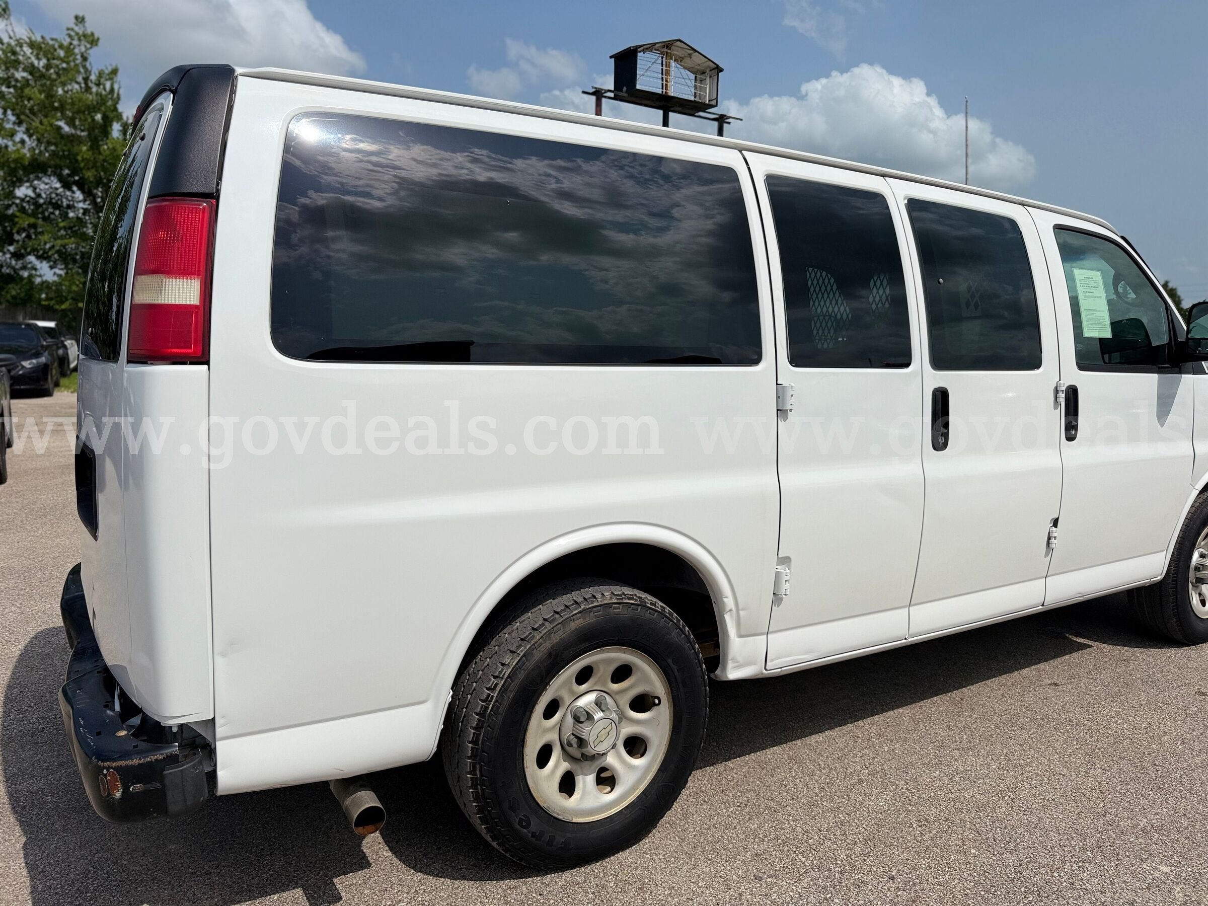 2010 Chevrolet Express Cargo Van V6 Spacious Chevrolet Express Government Surplus Auction - Photo #6