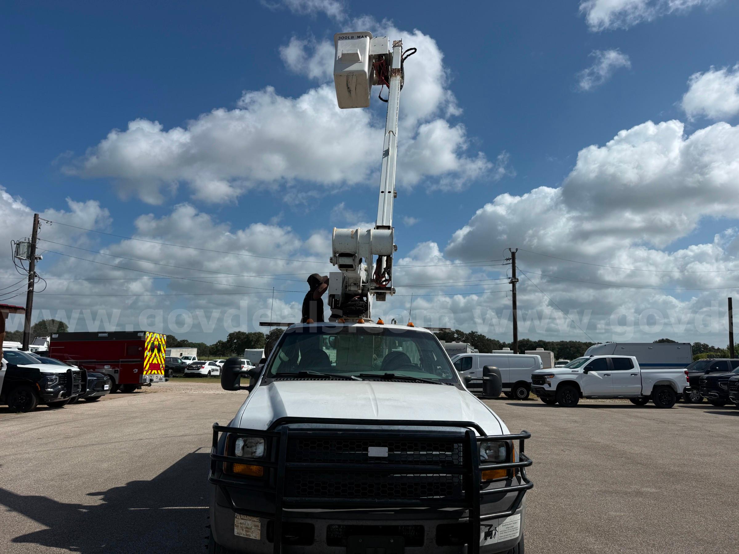 2006 Ford F-550 Super Duty Diesel Bucket / Utility Truck – 6.0L Power Stroke – Runs & Drives – 217K Miles Ford F-550 Government Surplus Auction - Photo #2