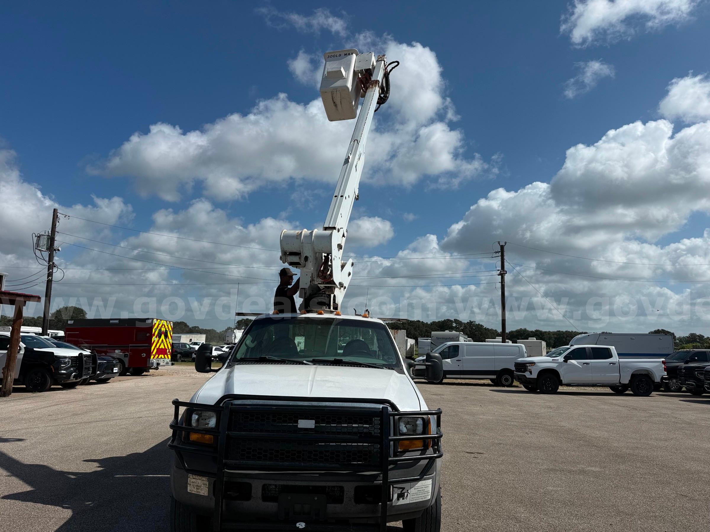 2006 Ford F-550 Super Duty Diesel Bucket / Utility Truck – 6.0L Power Stroke – Runs & Drives – 217K Miles Ford F-550 Government Surplus Auction - Photo #3