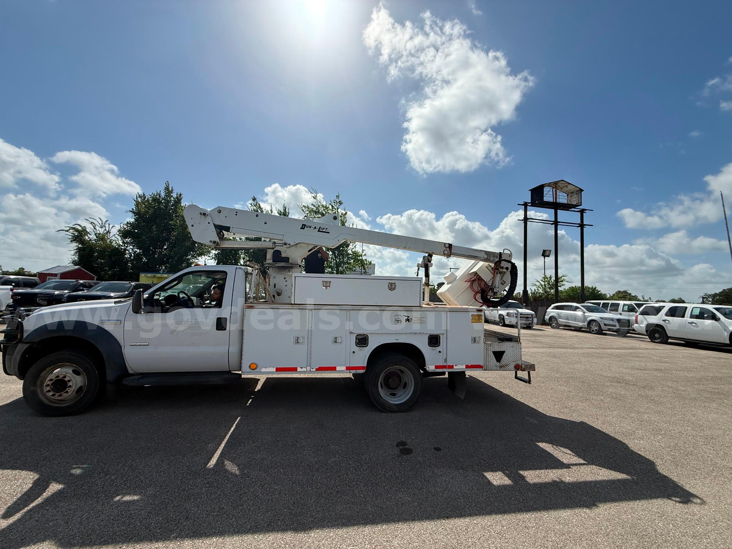2006 Ford F-550 Super Duty Diesel Bucket / Utility Truck – 6.0L Power Stroke – Runs & Drives – 217K Miles Ford F-550 Government Surplus Auction - Photo #4