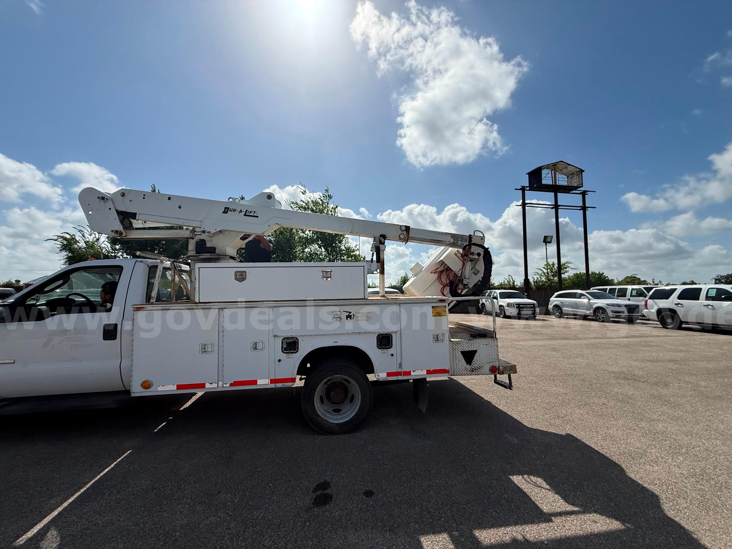 2006 Ford F-550 Super Duty Diesel Bucket / Utility Truck – 6.0L Power Stroke – Runs & Drives – 217K Miles Ford F-550 Government Surplus Auction - Photo #5