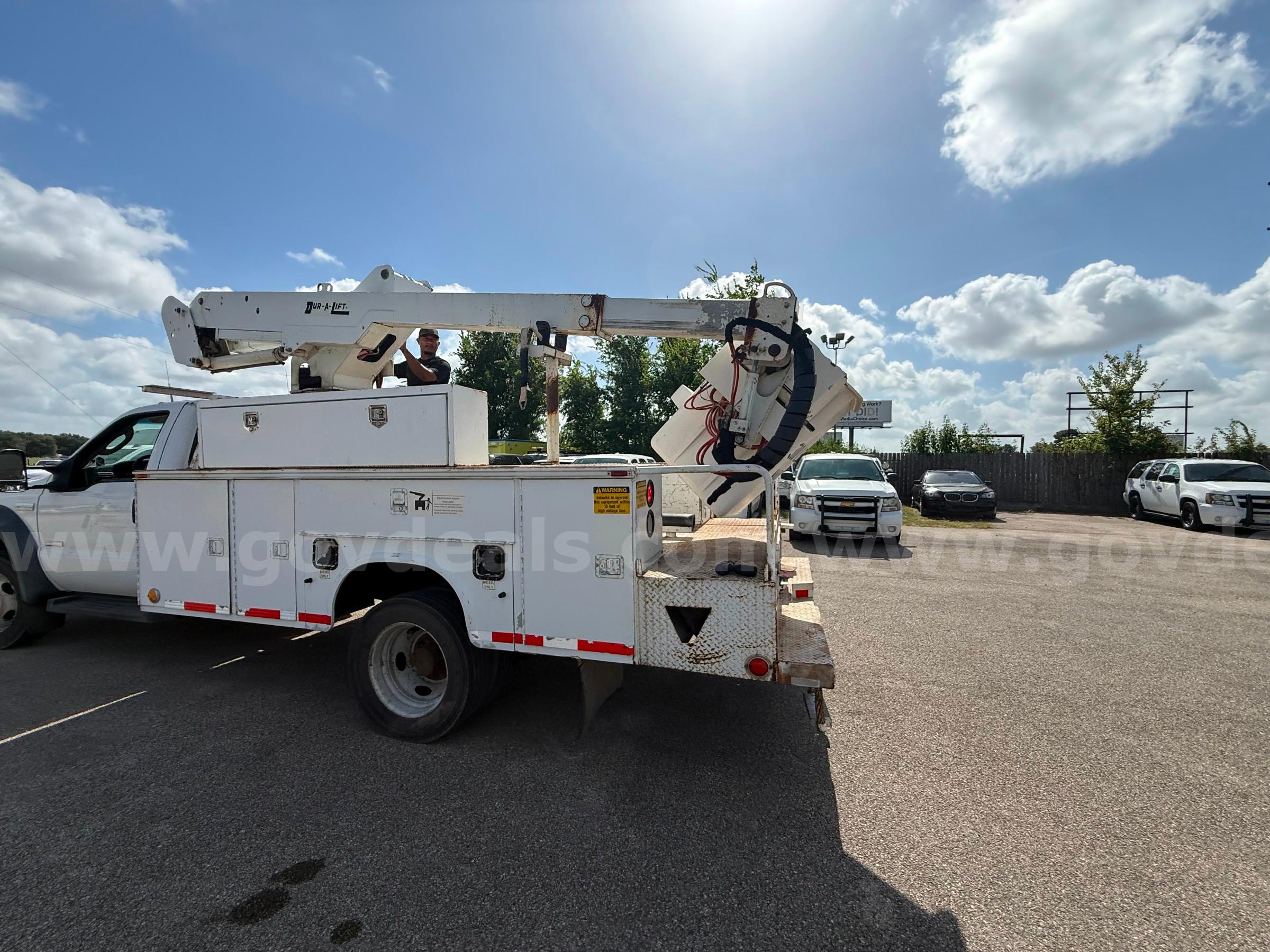 2006 Ford F-550 Super Duty Diesel Bucket / Utility Truck – 6.0L Power Stroke – Runs & Drives – 217K Miles Ford F-550 Government Surplus Auction - Photo #6