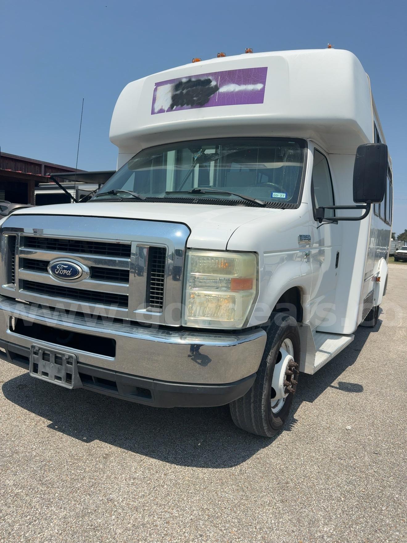 2016 Ford E-350 Super Duty Elkhart Coach Wheelchair Shuttle Bus – 5.4L V8 – Ricon Lift Ford E-350 Government Surplus Auction - Photo #2