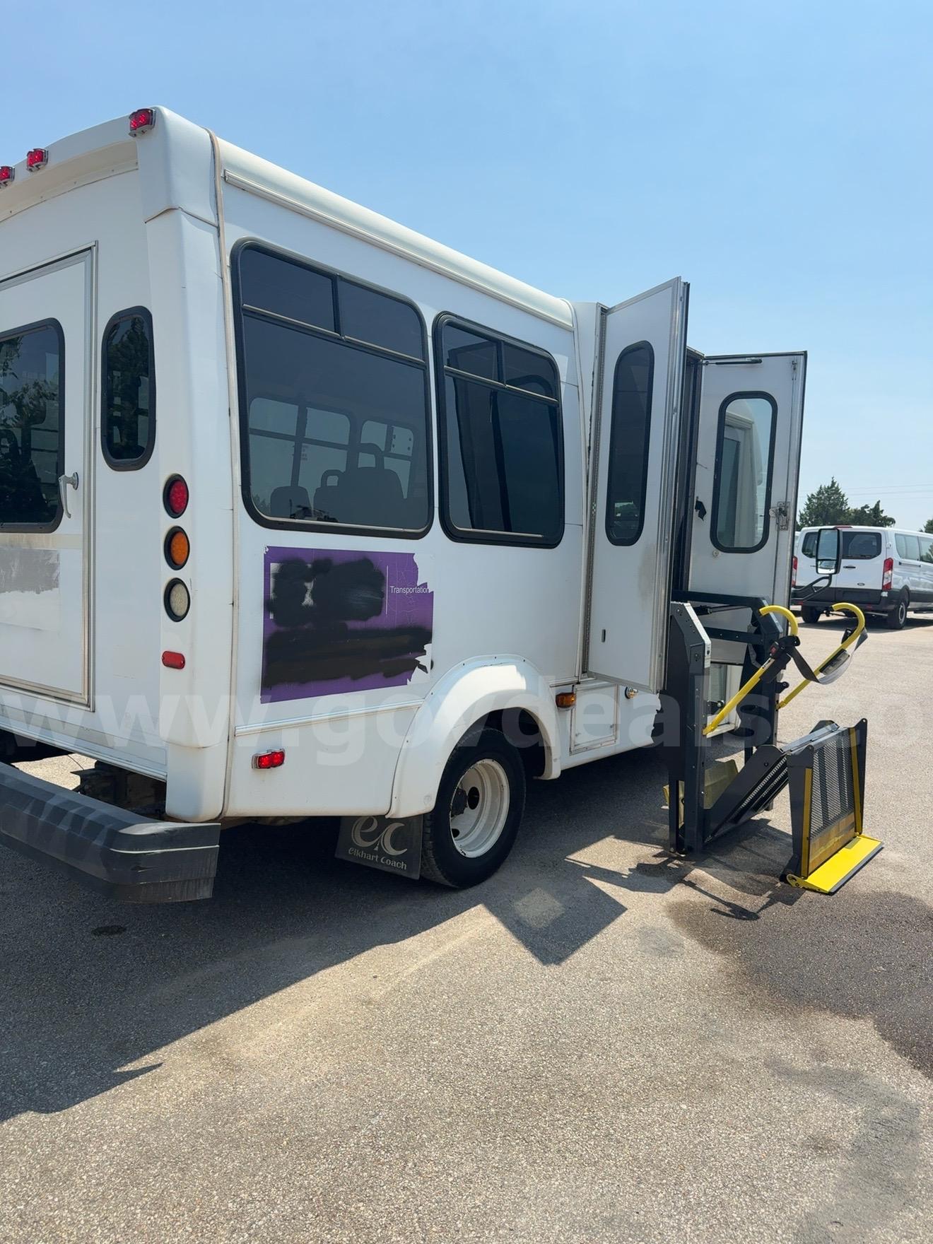 2016 Ford E-350 Super Duty Elkhart Coach Wheelchair Shuttle Bus – 5.4L V8 – Ricon Lift Ford E-350 Government Surplus Auction - Photo #3