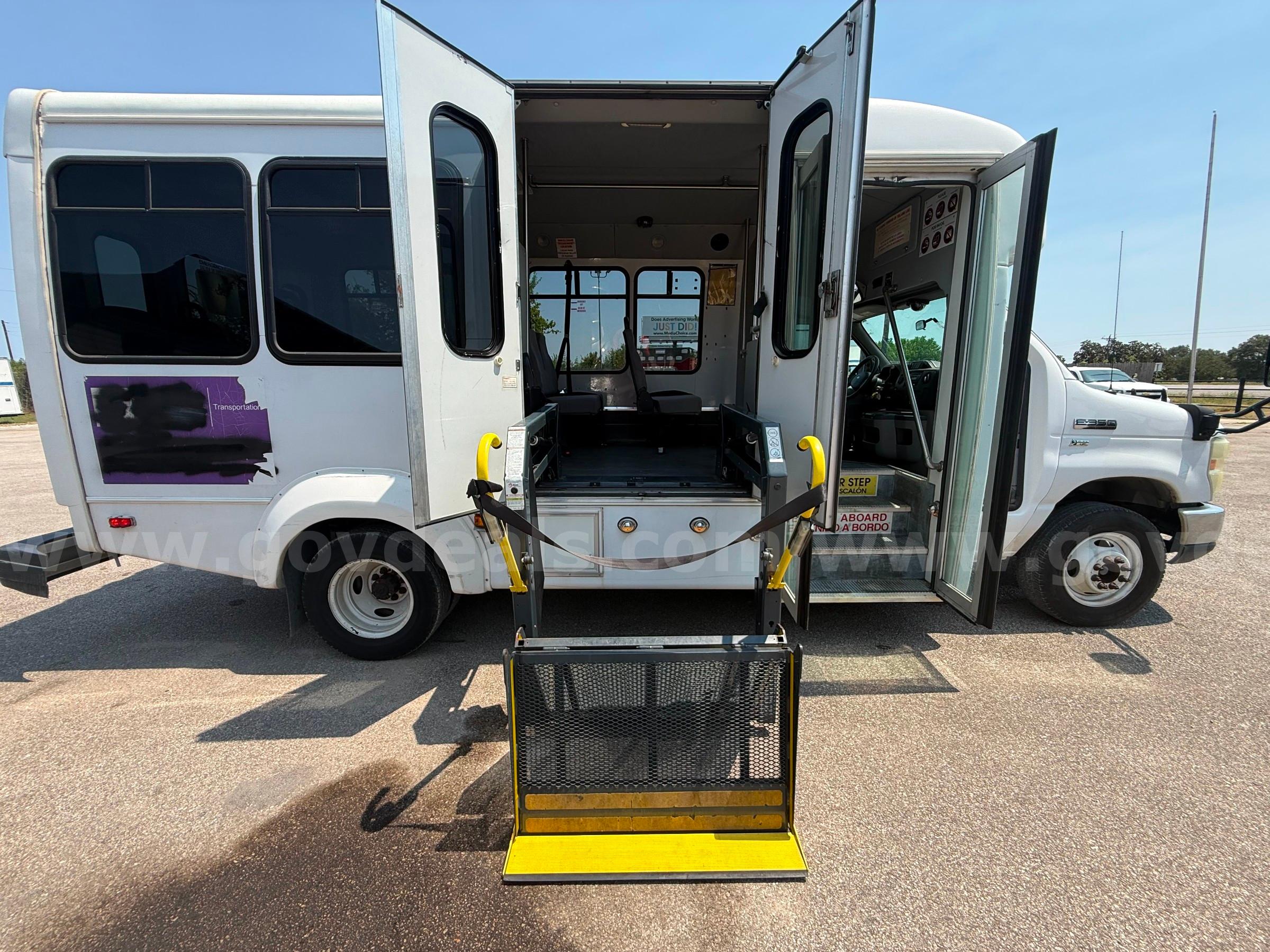 2016 Ford E-350 Super Duty Elkhart Coach Wheelchair Shuttle Bus – 5.4L V8 – Ricon Lift Ford E-350 Government Surplus Auction - Photo #4