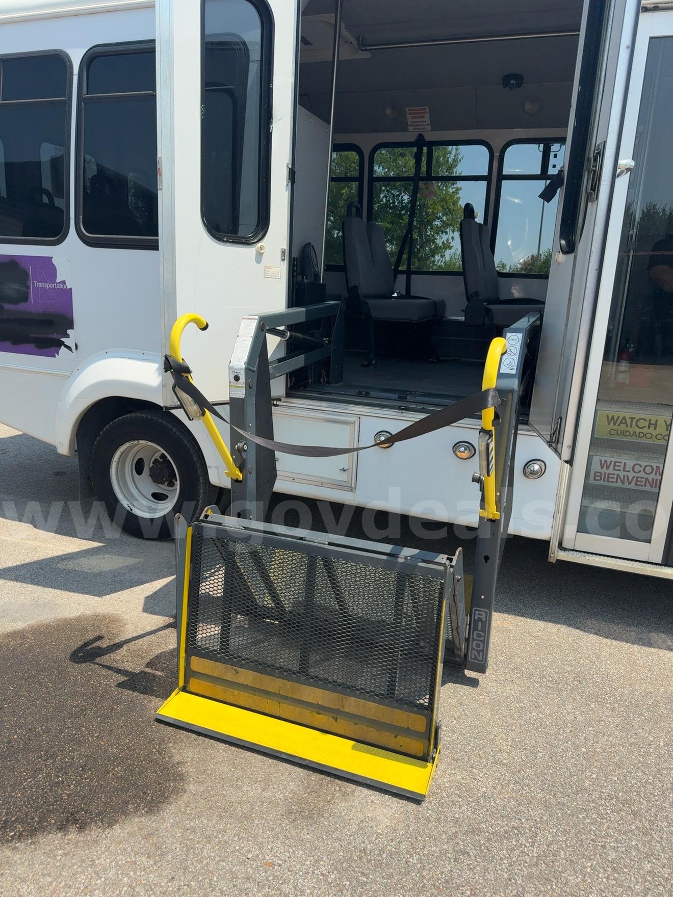 2016 Ford E-350 Super Duty Elkhart Coach Wheelchair Shuttle Bus – 5.4L V8 – Ricon Lift Ford E-350 Government Surplus Auction - Photo #5