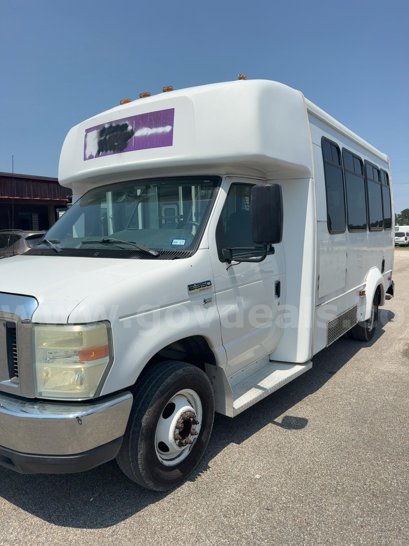 2016 Ford E-350 Super Duty Elkhart Coach Wheelchair Shuttle Bus – 5.4L V8 – Ricon Lift Ford E-350 Government Surplus Auction - Photo #6
