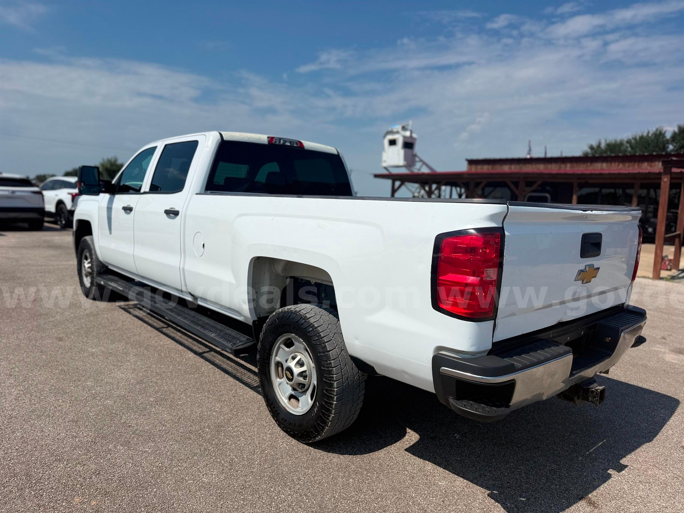 2017 Chevrolet Silverado 2500HD Work Truck Crew Cab 4WD Chevrolet Silverado 2500HD Government Surplus Auction - Photo #3
