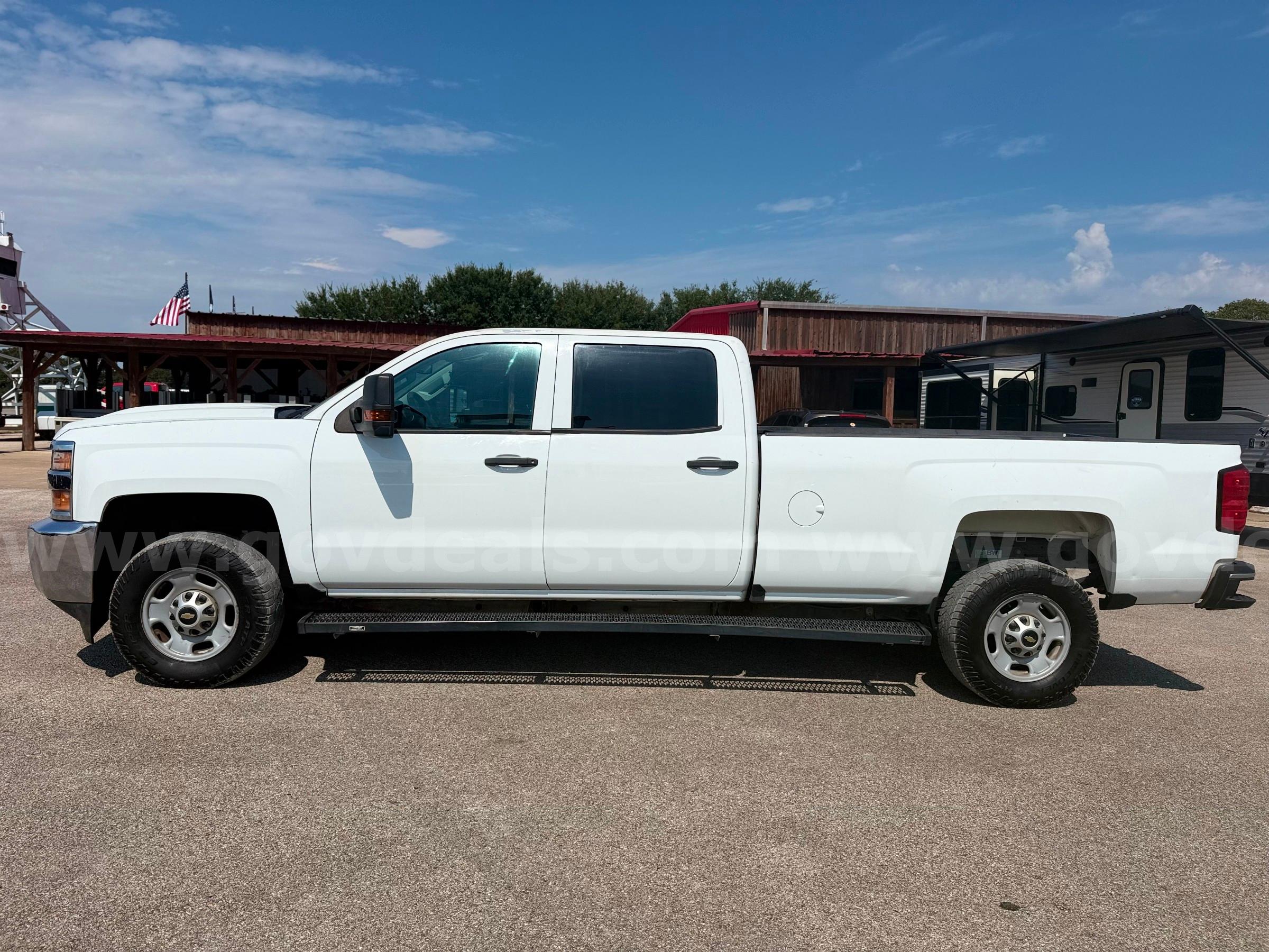 2017 Chevrolet Silverado 2500HD Work Truck Crew Cab 4WD Chevrolet Silverado 2500HD Government Surplus Auction - Photo #4