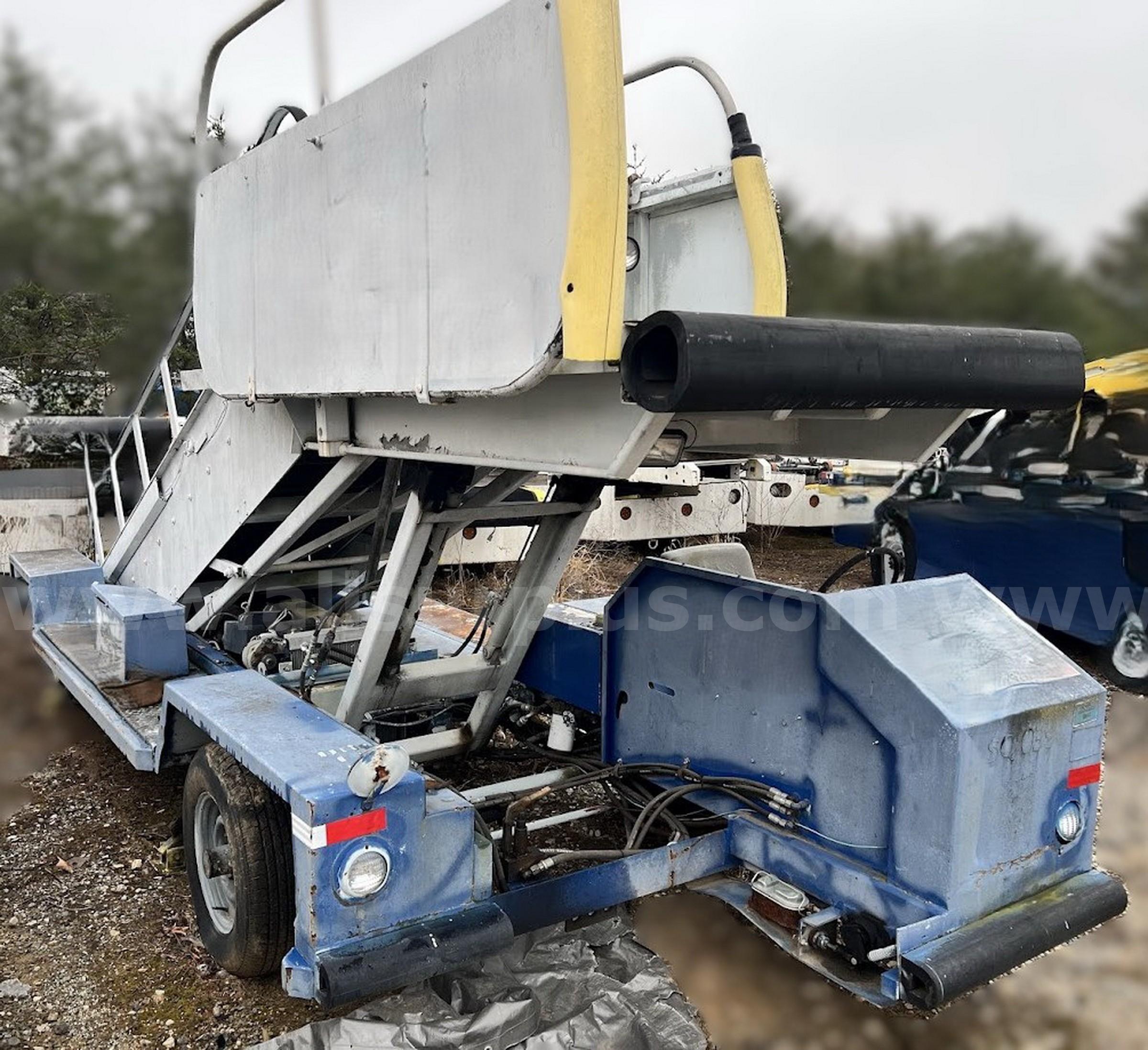 1988 Wollard  TLPH310 Narrow Body Stair on a Belt Loader Chassis Wollard TLPH310 Government Surplus Auction - Photo #5