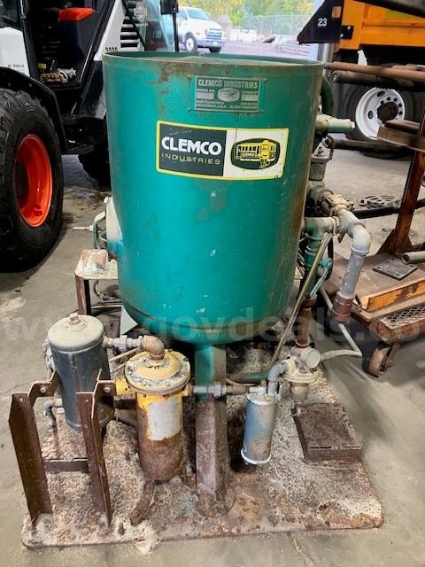 CLEMCO INDUSTRIES Sand Blaster CLEMCO INDUSTRIES 2452 Government Surplus Auction - Photo #2