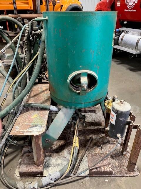 CLEMCO INDUSTRIES Sand Blaster CLEMCO INDUSTRIES 2452 Government Surplus Auction - Photo #4