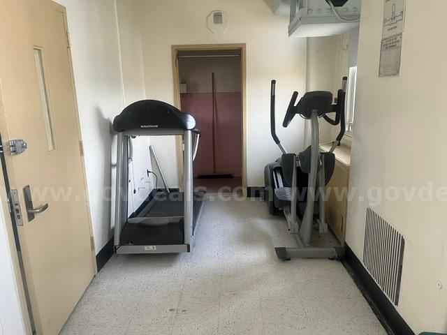 7 items- exercise equipment - Weights   Government Surplus Auction - Photo #2