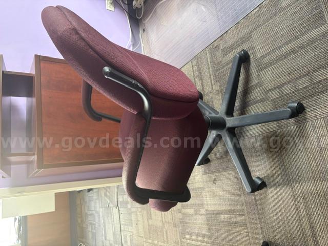 Upholstered Desk Chair   Government Surplus Auction - Photo #3