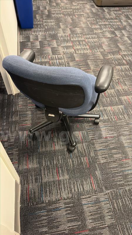 5 Blue Office Chairs   Government Surplus Auction - Photo #3