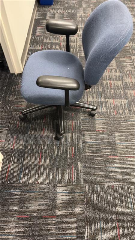 5 Blue Office Chairs   Government Surplus Auction - Photo #4