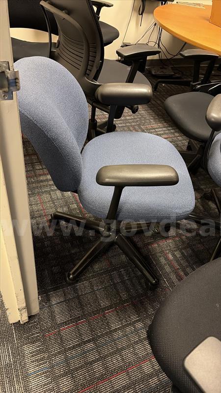 5 Blue Office Chairs   Government Surplus Auction - Photo #5