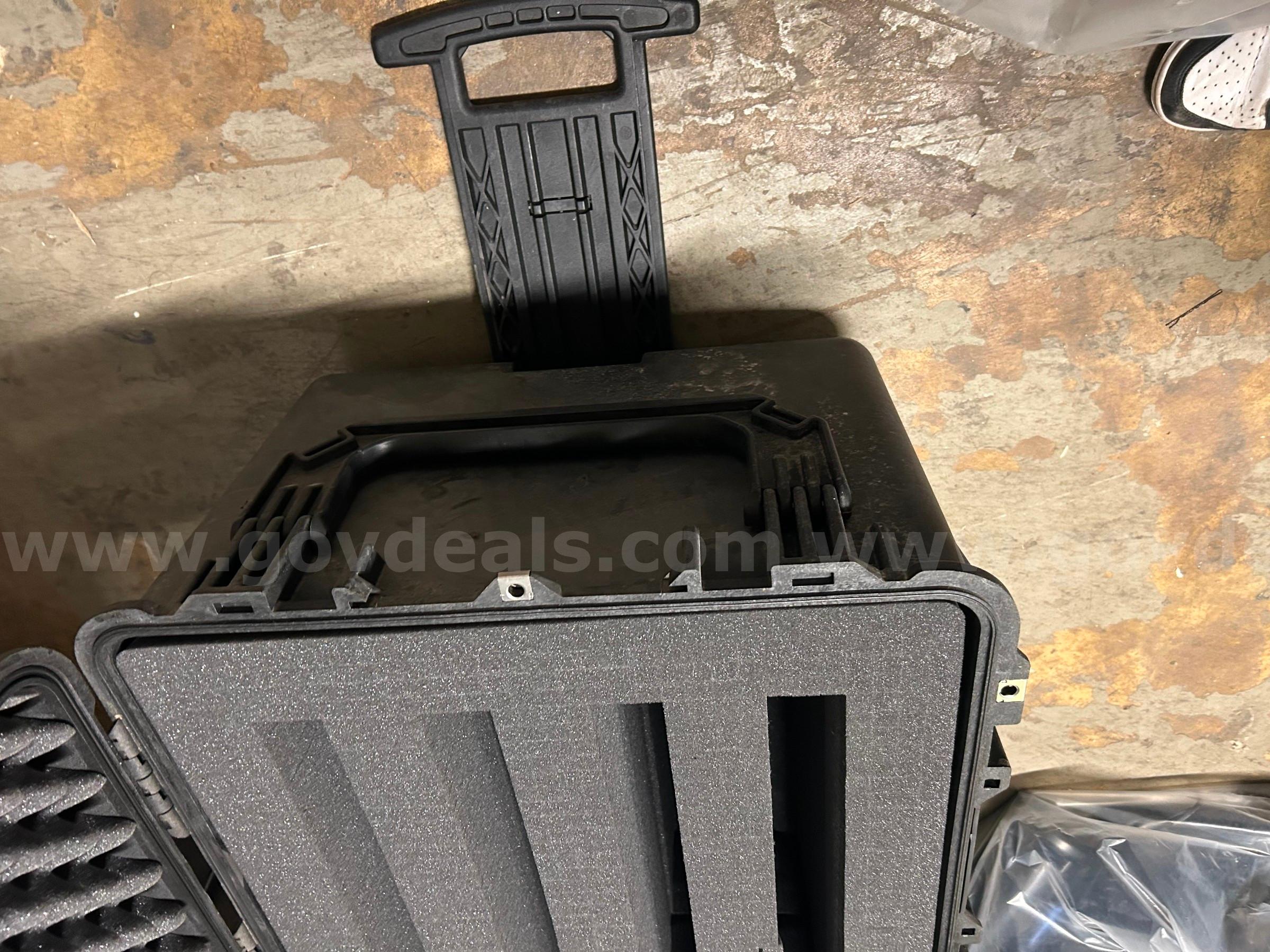 Protective rolling carry on case Case  Government Surplus Auction - Photo #2