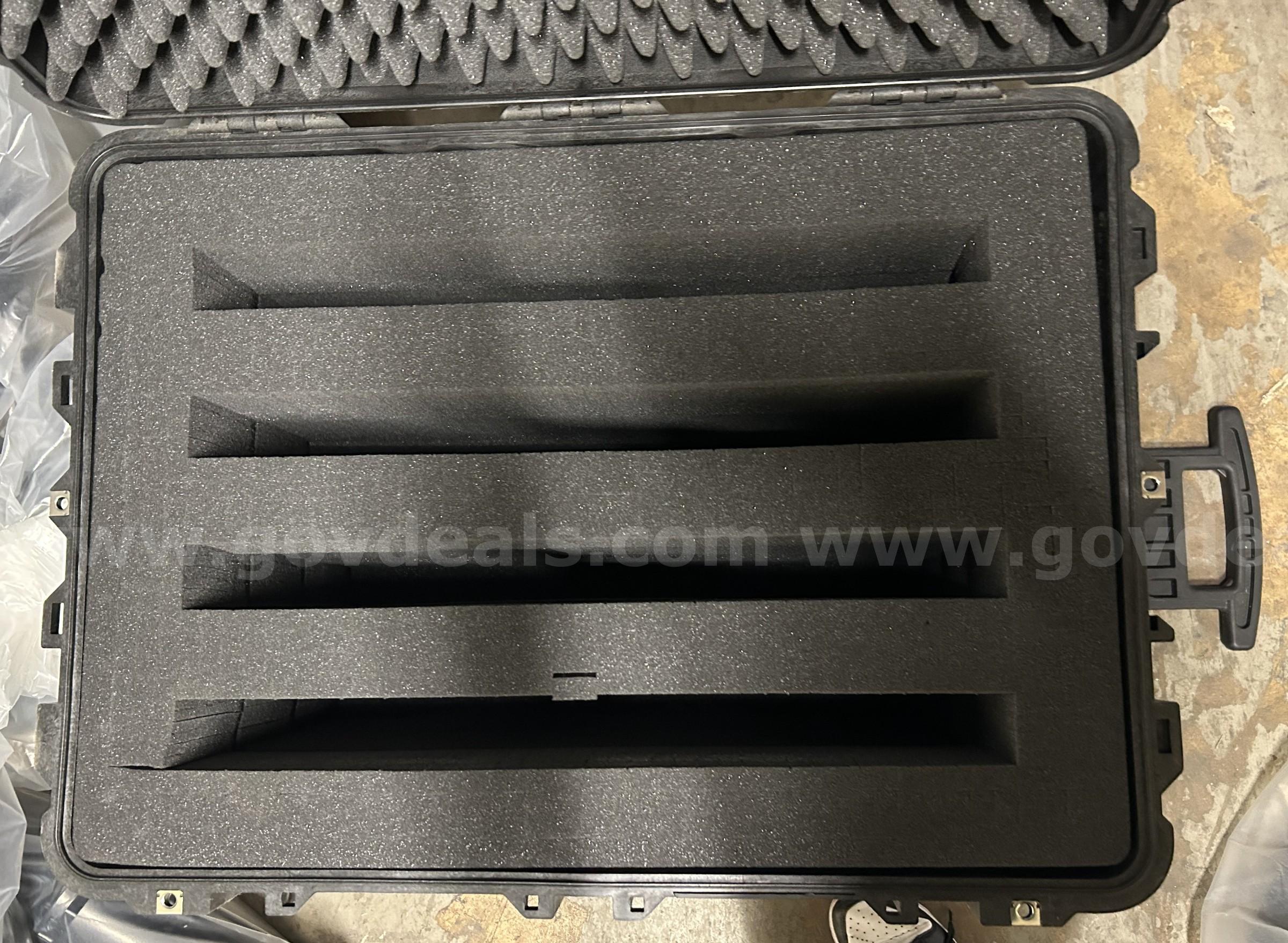 Protective rolling carry on case Case  Government Surplus Auction - Photo #3