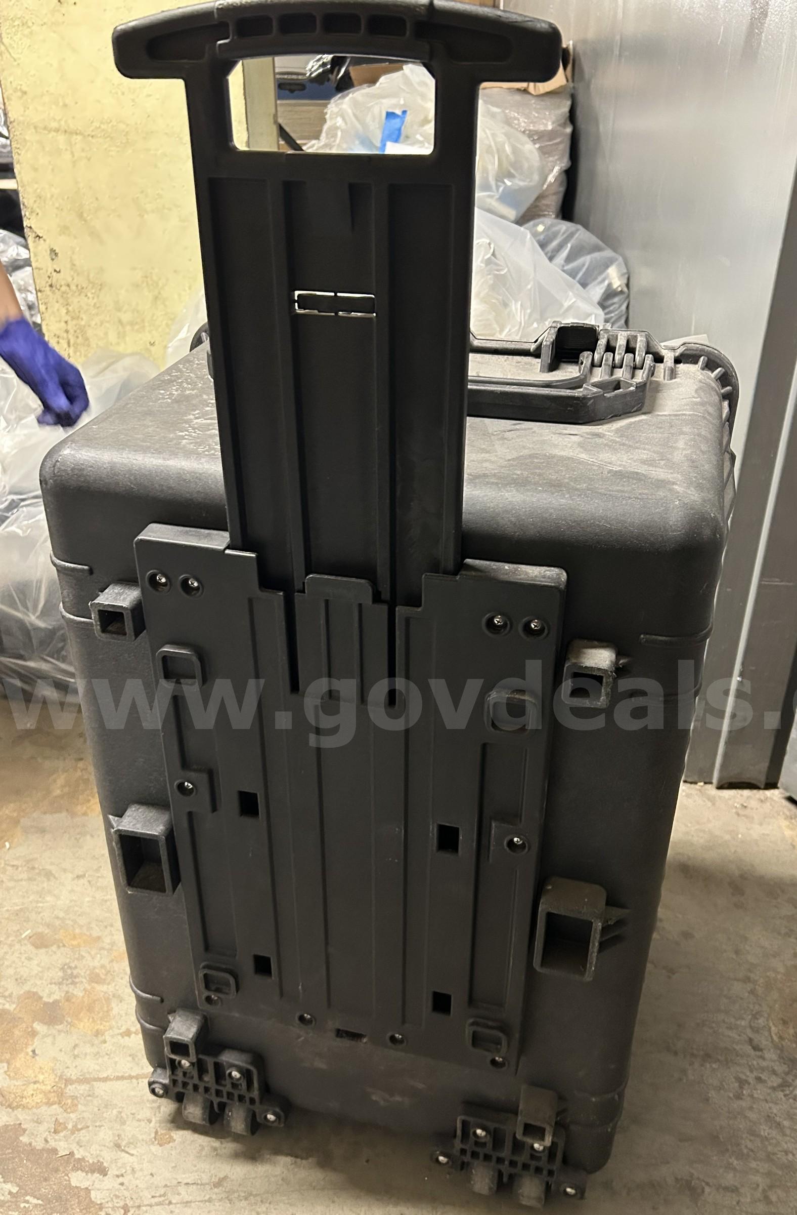Protective rolling carry on case Case  Government Surplus Auction - Photo #4