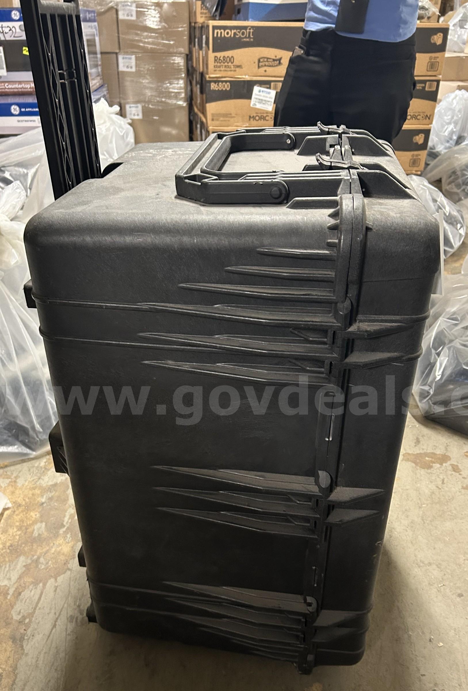 Protective rolling carry on case Case  Government Surplus Auction - Photo #5