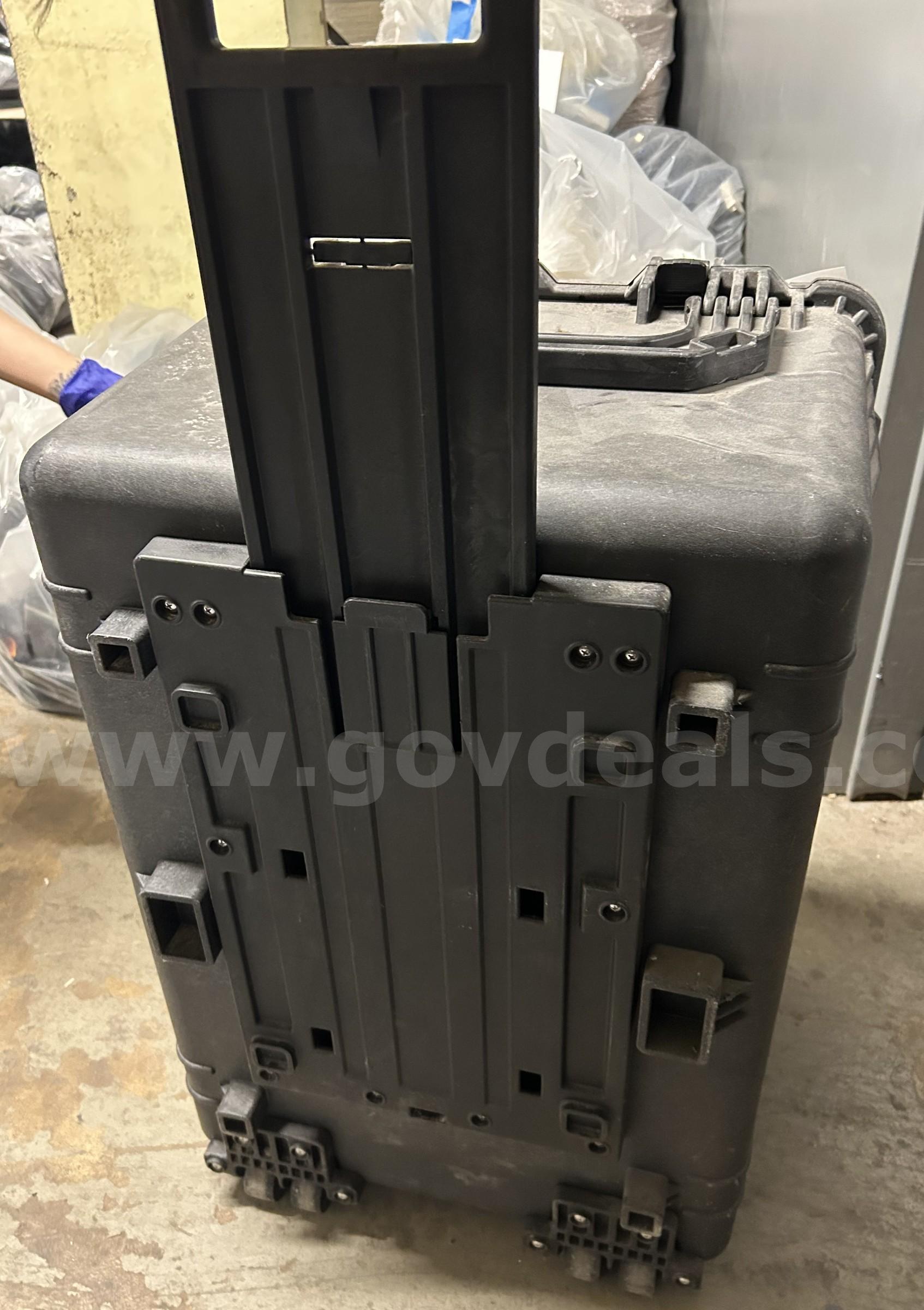 Protective rolling carry on case Case  Government Surplus Auction - Photo #6
