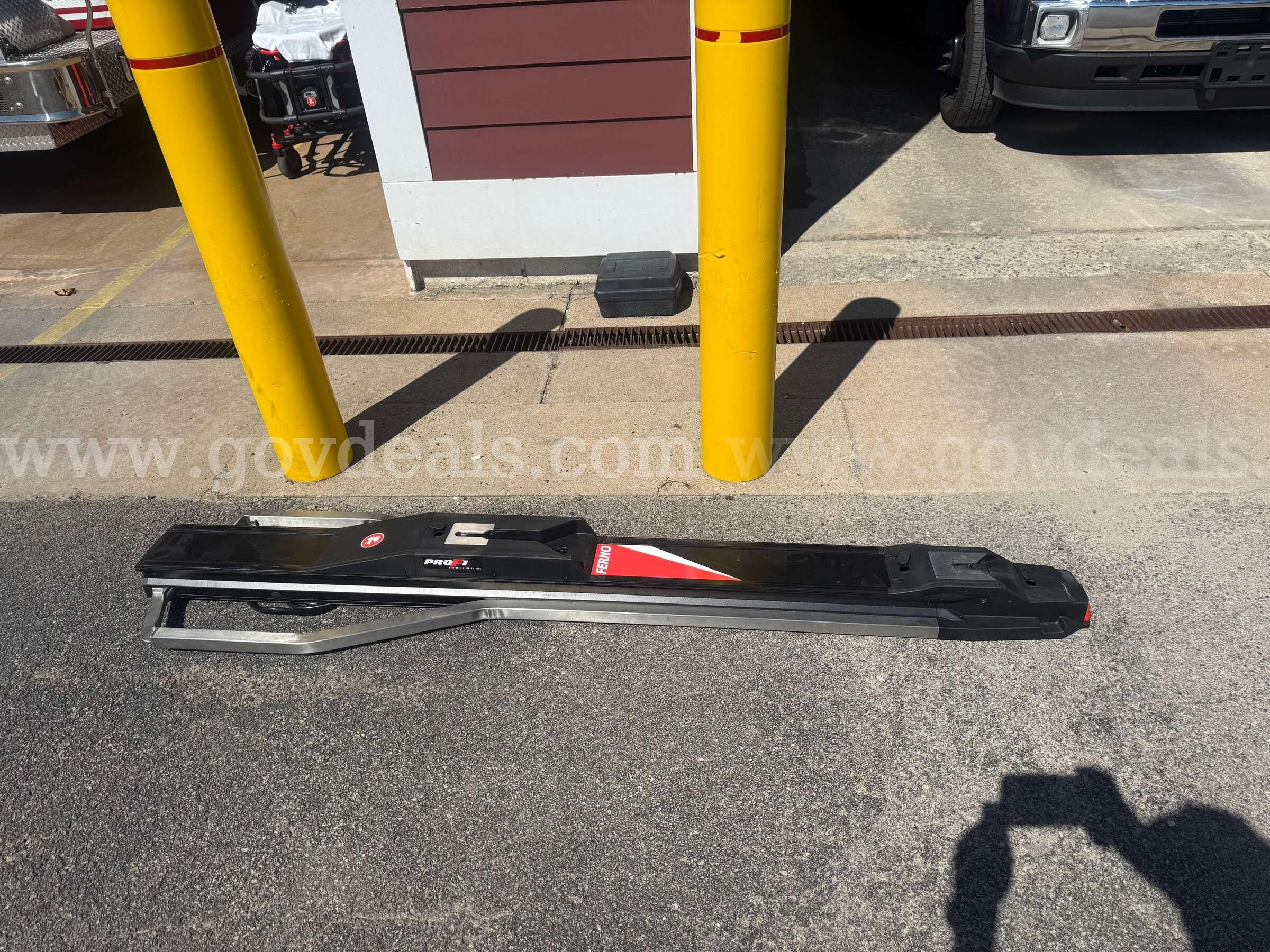 Ferno PowerX1 + Loading Track, Charger, 1 Battery  Charger Government Surplus Auction - Photo #4