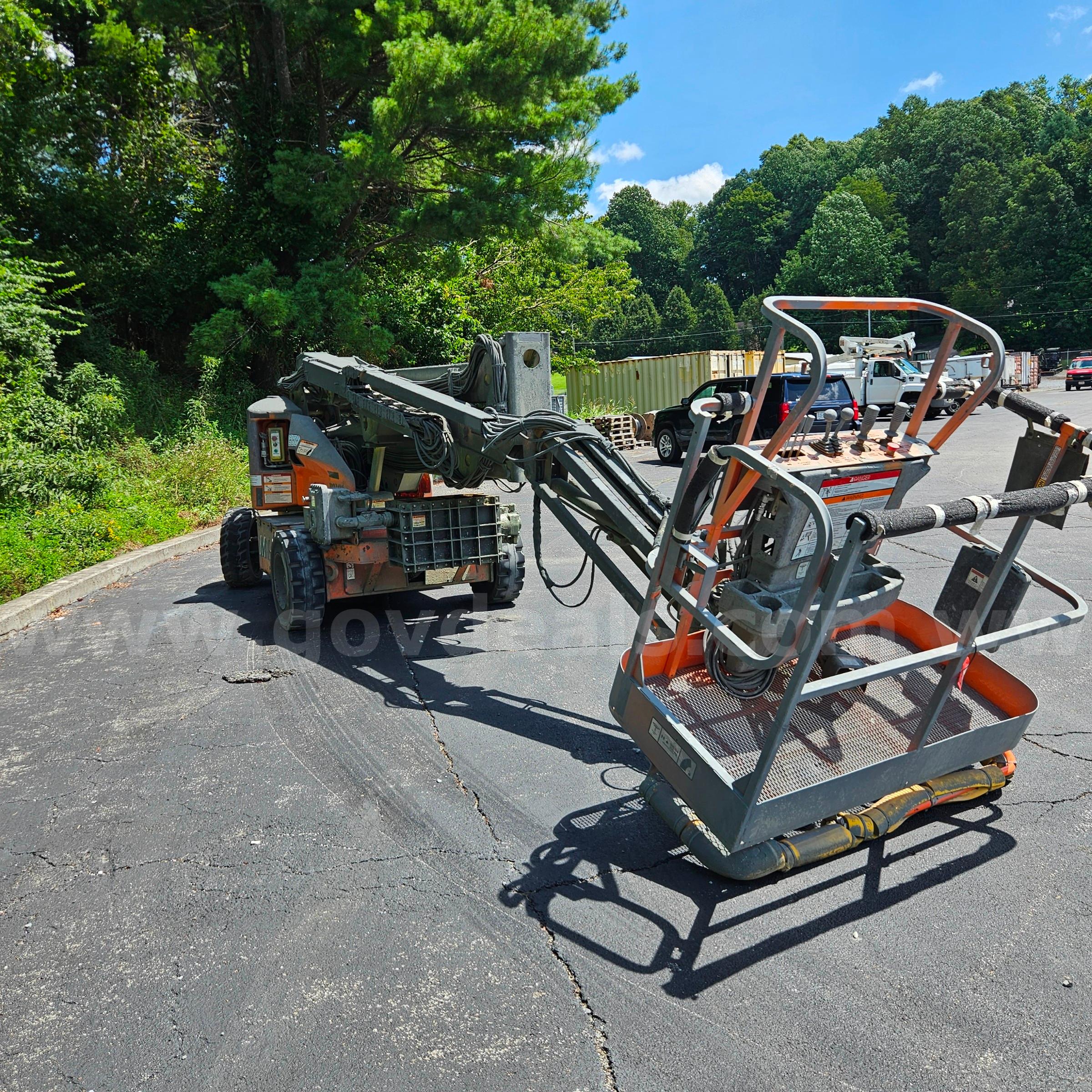 JLG LIFT, model E450AJ JLG E450AJ Government Surplus Auction - Photo #3