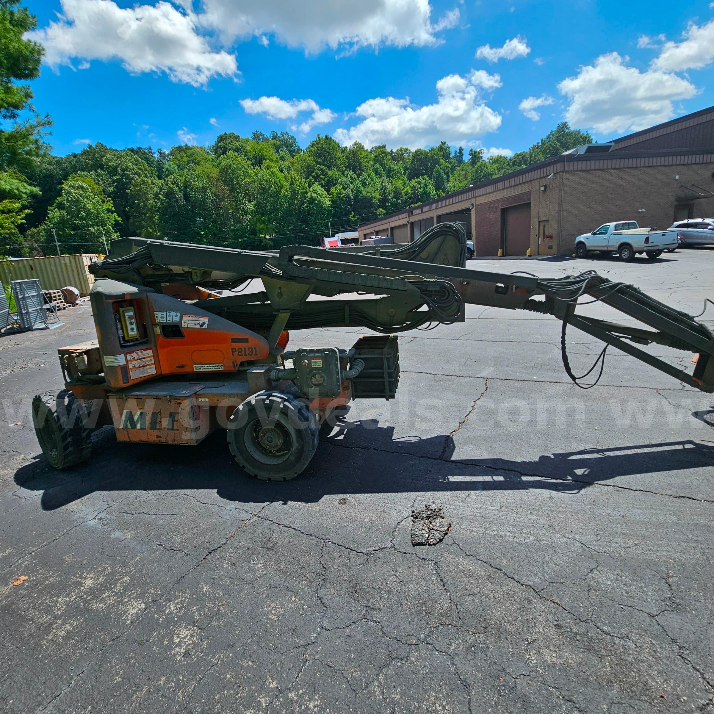 JLG LIFT, model E450AJ JLG E450AJ Government Surplus Auction - Photo #4